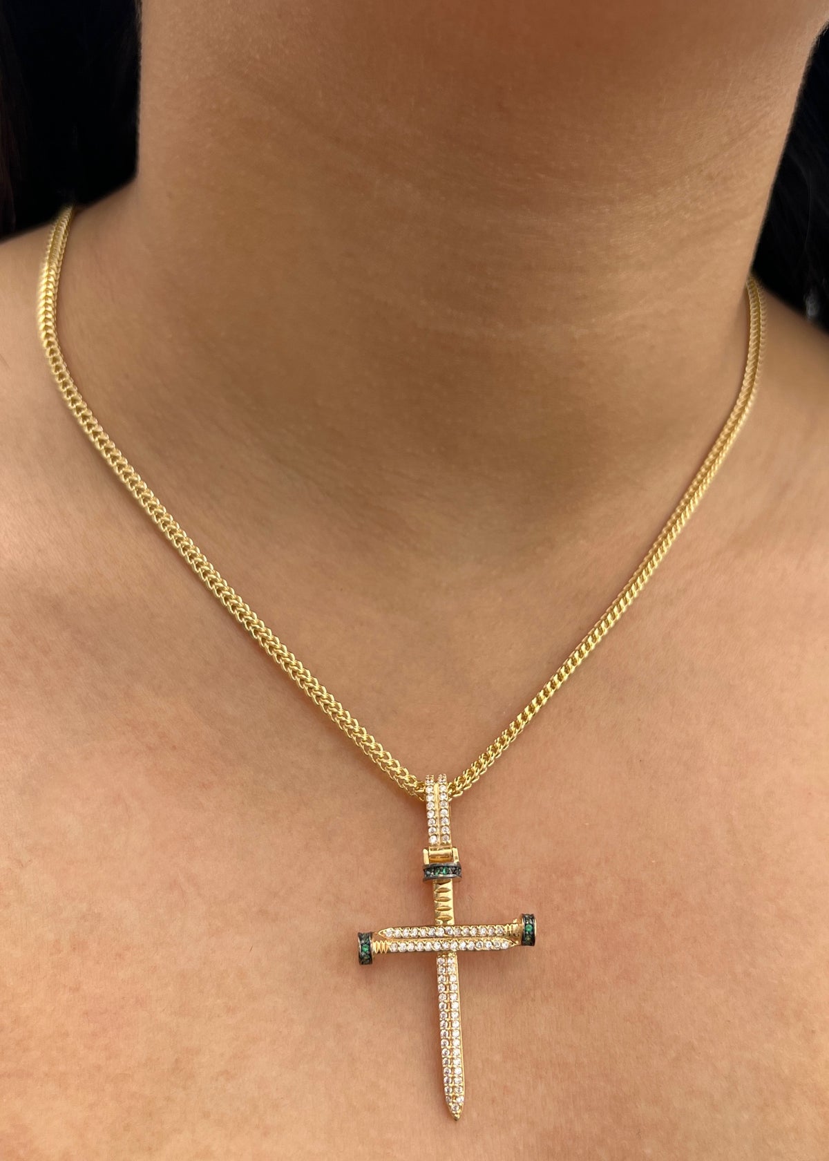Dije Cruz Clavo con Swarovski Verde 4.2gr / 4.7cm / 25mm — Oro Amarillo