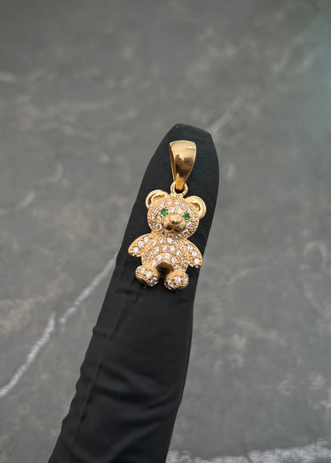 Dije Oso con Swarovski Verde y Blanco 2.75gr / 2.4cm / 12mm — Oro Amarillo