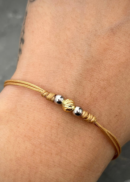 Pulsera en hilo Beige con bolas lisas y diamantada 0.35gr / Dos Oros (Joya) M