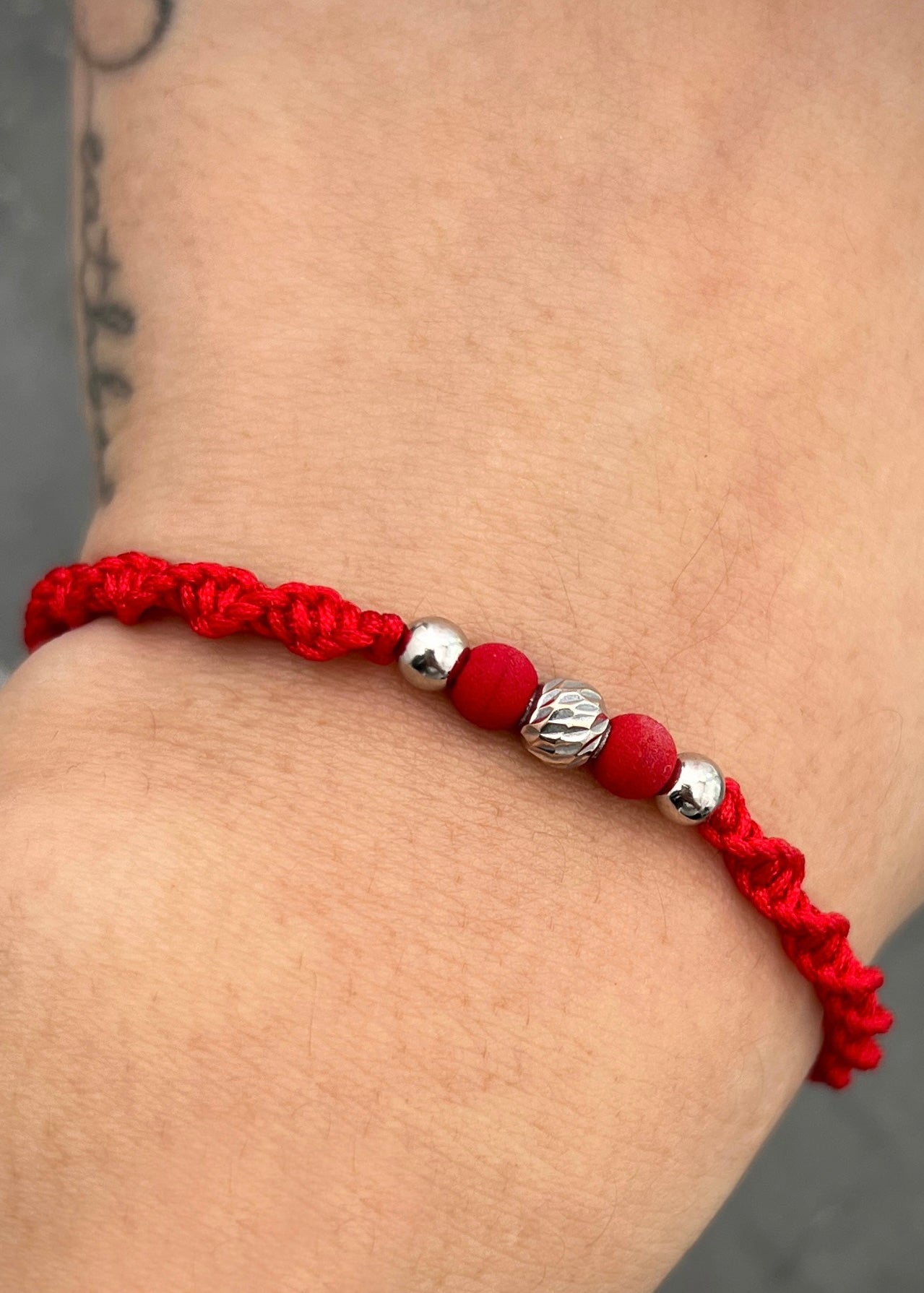 Pulsera en hilo rojo con bolas lisas diamantada y neoprenos 0.35gr / Oro Blanco (Joya) M
