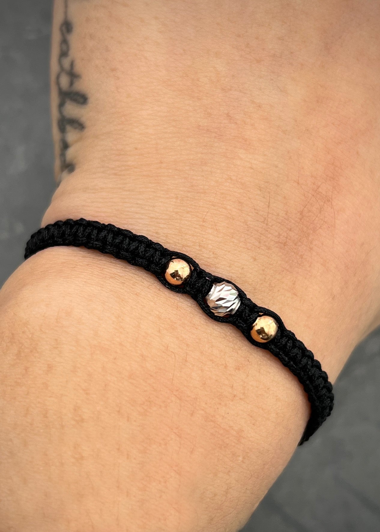 Pulsera en Hilo negro con bolas lisas y diamantada 0.35gr / Dos Oros (Joya) M