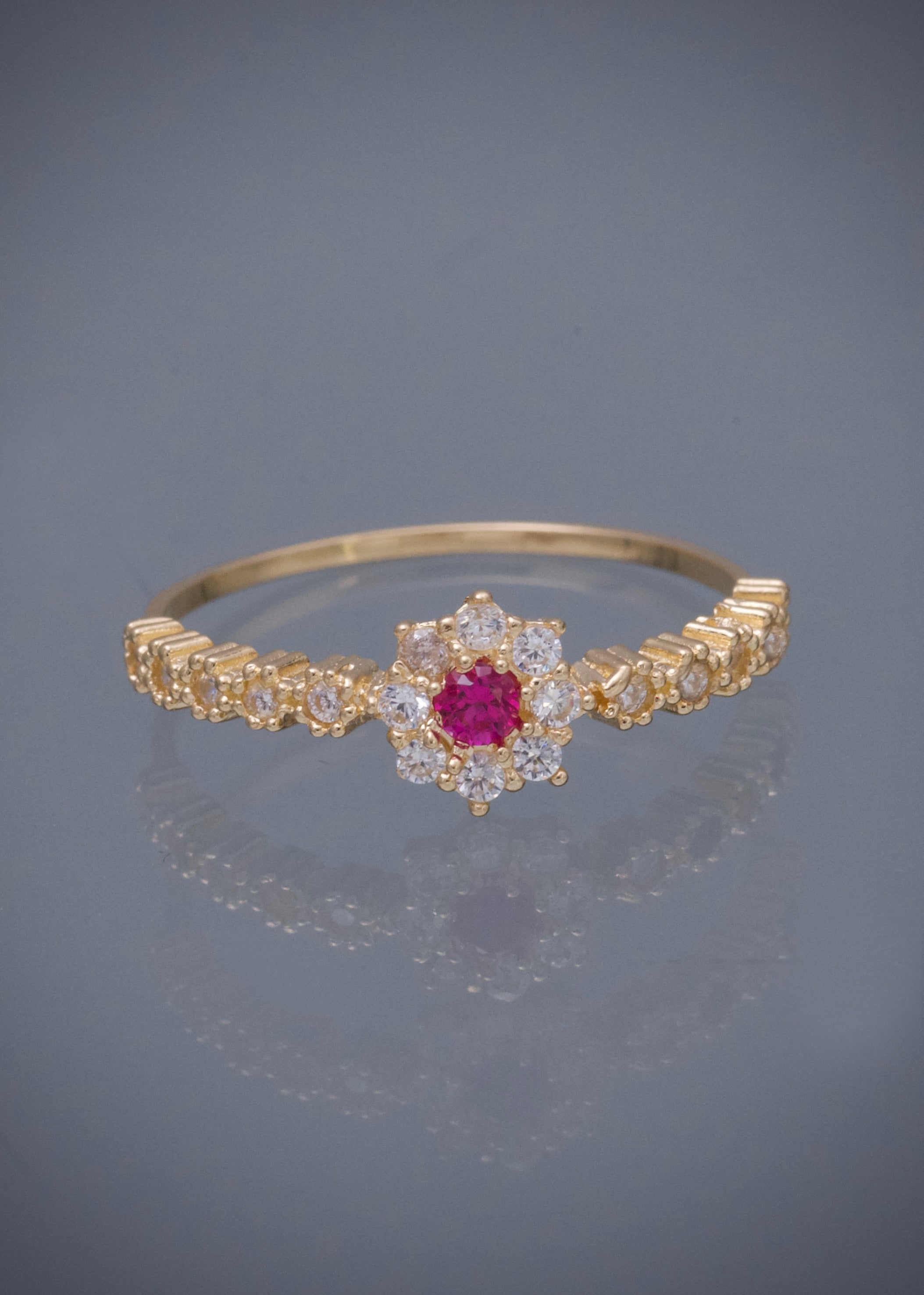 Anillo flor con swarovski fucsia y blanco 1.55gr / TALLA 6 3/4 / Oro Amarillo Nac M