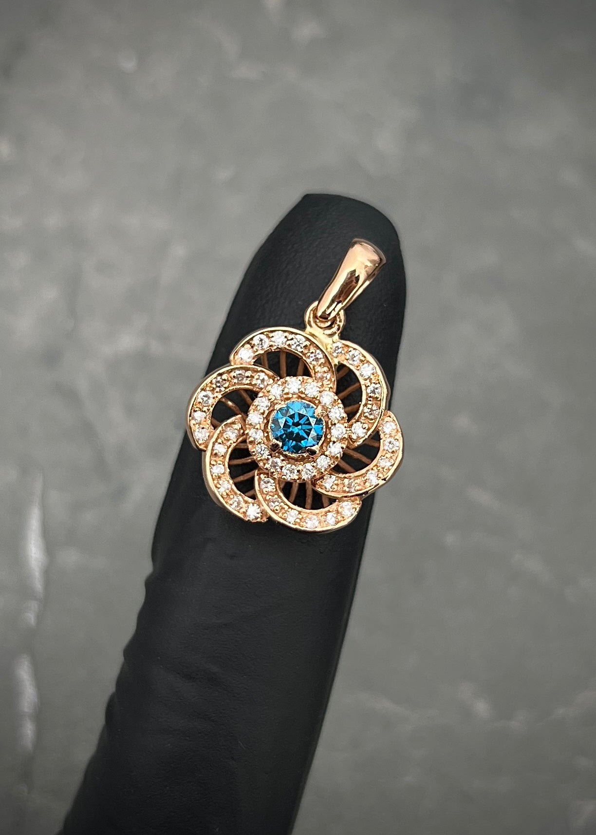 Dije flor con 30pts de diamante central y 74pts de diamantes laterales 3.4gr / Largo 2.5cm / Oro Rosado (Joya) M