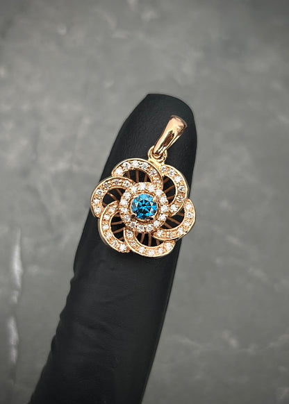 Dije flor con 30pts de diamante central y 74pts de diamantes laterales 3.4gr / Largo 2.5cm / Oro Rosado (Joya) M