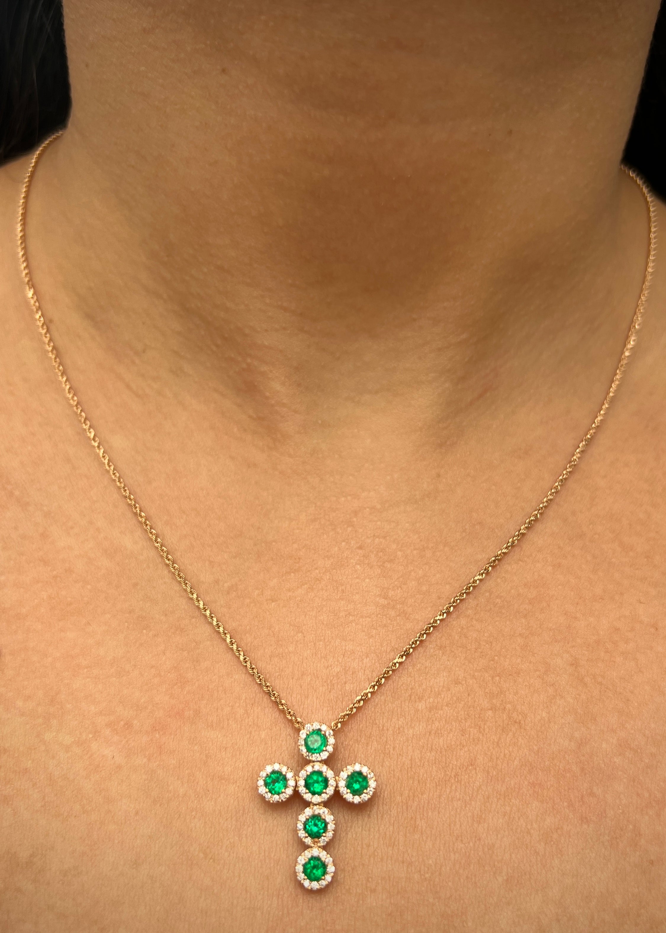 Dije cruz con 84pts de esmeraldas y 30pts de diamantes 2.65gr / Largo 2.2cm / Oro Rosado (Joya) B