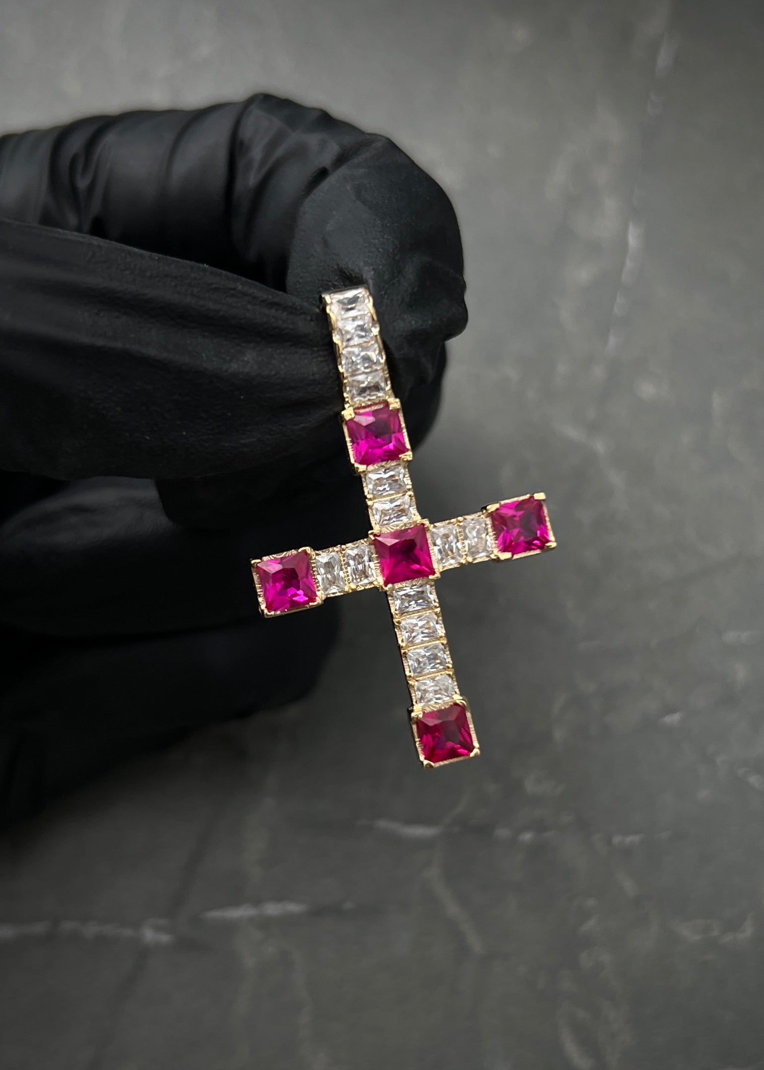 Dije cruz con swarovski fucsia y blanco 5.6gr / Largo 3.7cm / Oro Amarillo Nac M