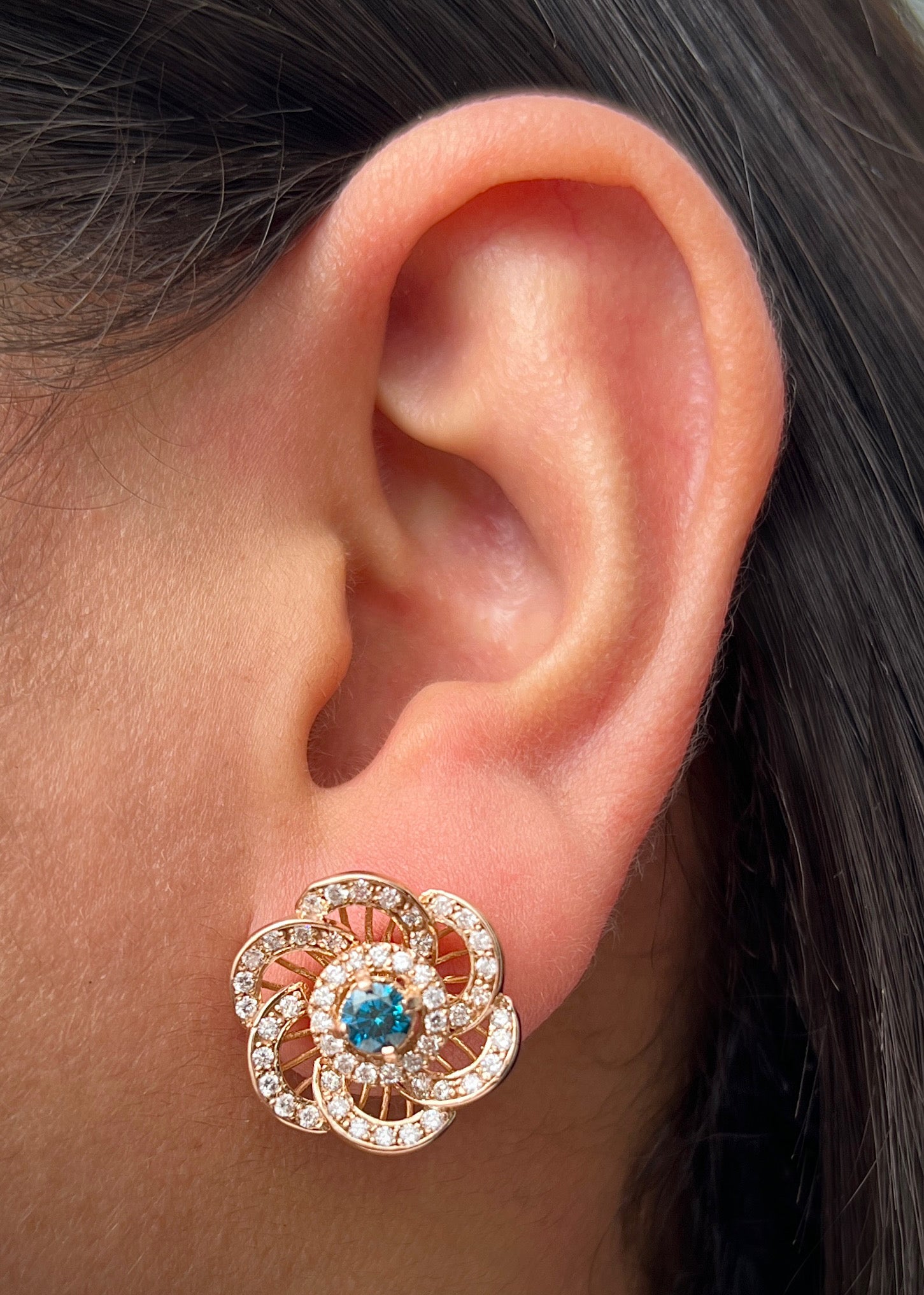 Topos flor con 60pts de diamante central y 148pts de diamantes laterales 6.3gr / Largo 1.8cm / Oro Rosado (Joya) M