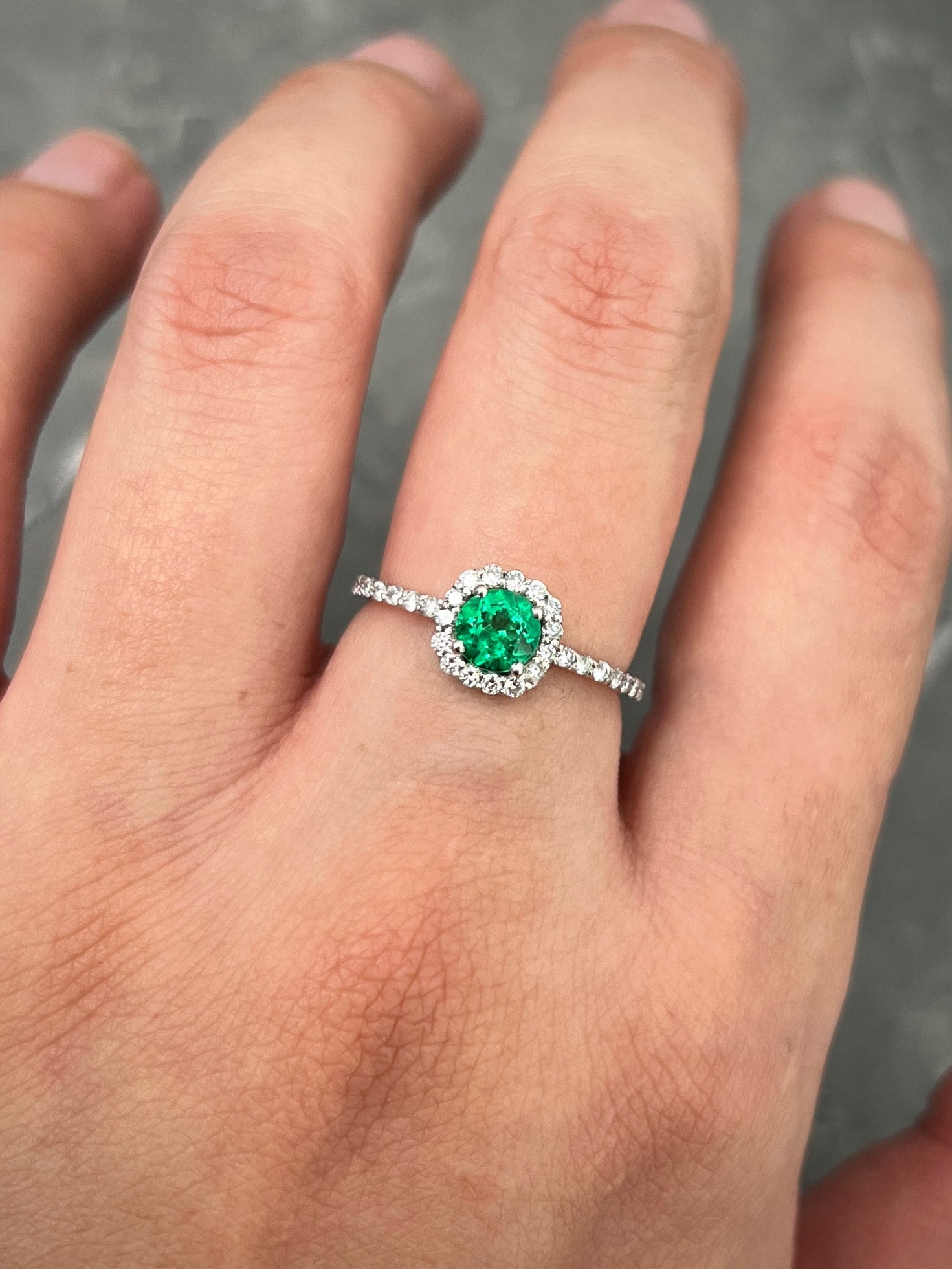 Solitario con 40pts de esmeralda y 29pts de diamantes 1.85gr / TALLA 6 / Oro Blanco (Joya) P