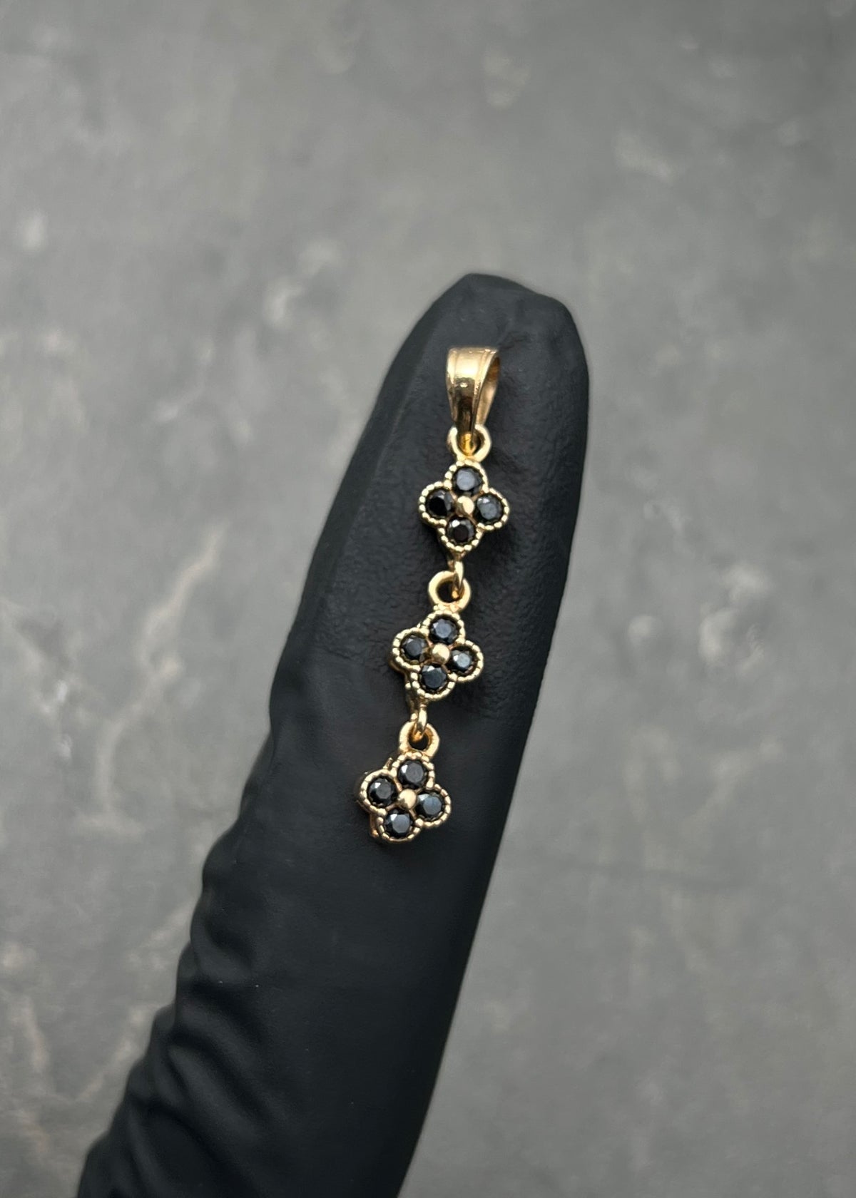 Dije Flor con Swarovski Negro 1.6gr / 3.2cm / 6mm — Oro Amarillo
