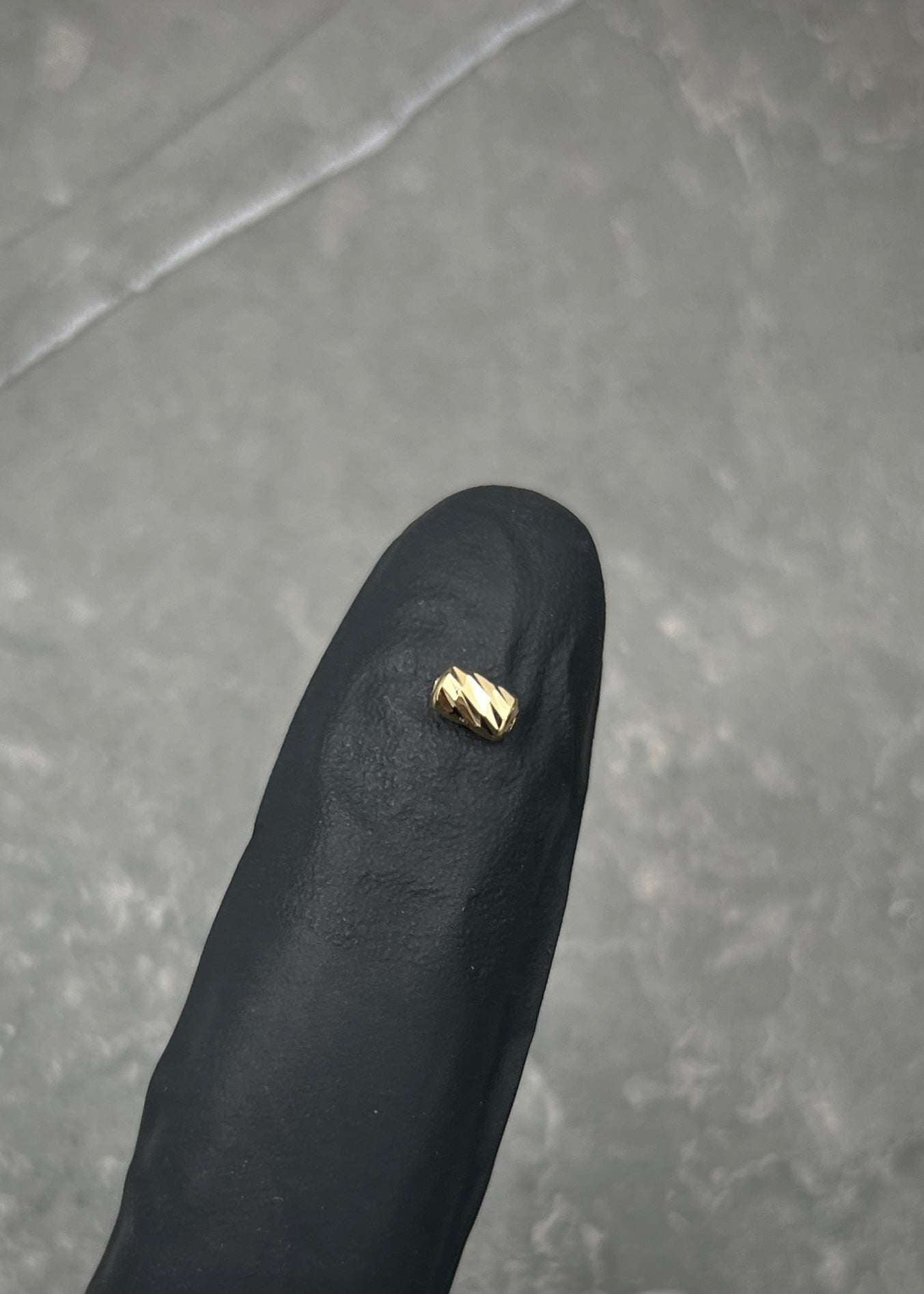 Herraje tubo diamantado 0.1gr / Largo 0.49cm / Oro Amarillo Nac B