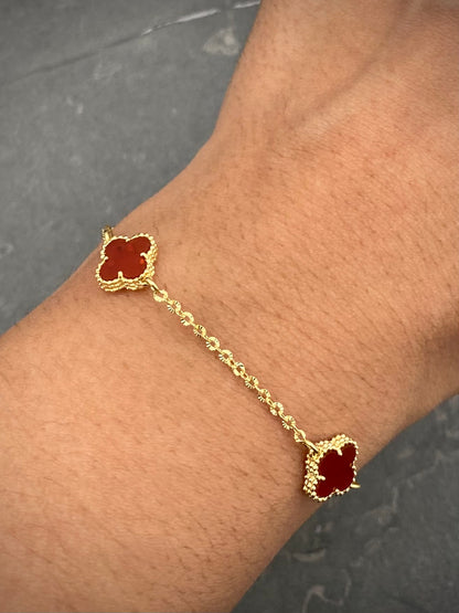 Pulso Lucky Clover con Piedra Roja 4.65gr / 19cm / 9.8mm — Oro Amarillo