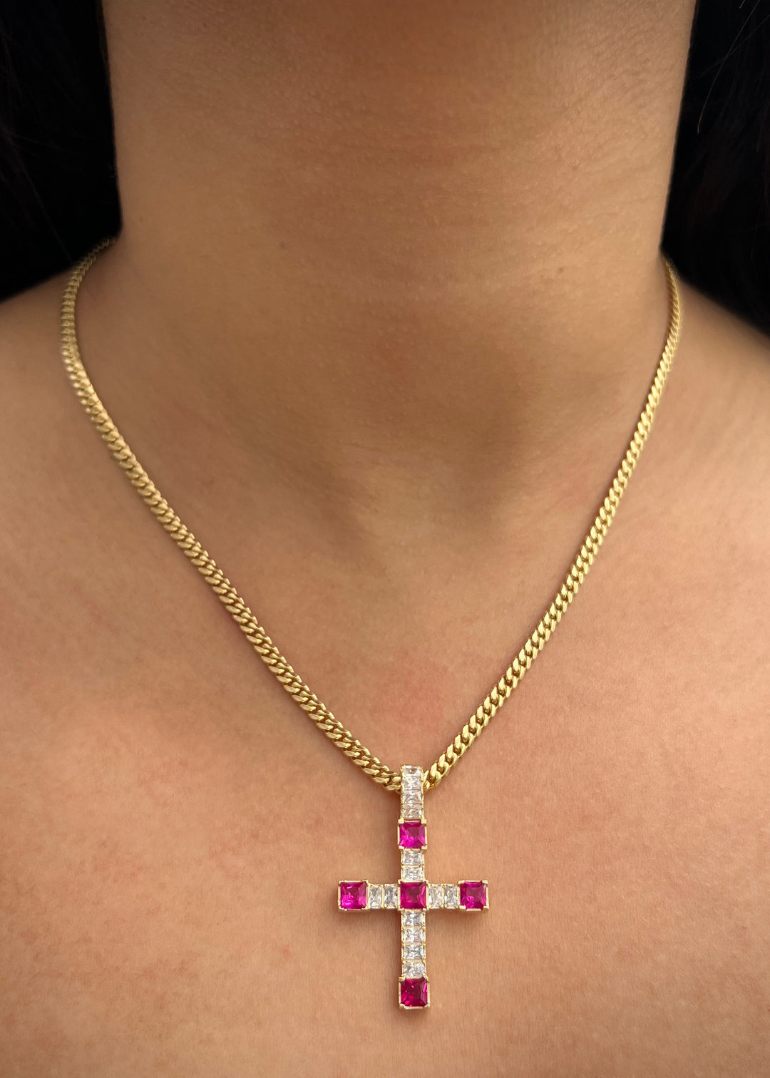 Dije cruz con swarovski fucsia y blanco 5.6gr / Largo 3.7cm — Oro Amarillo