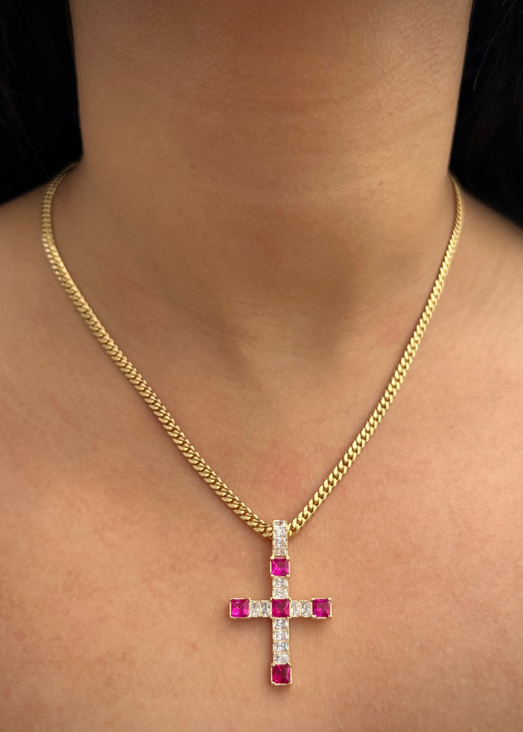 Dije cruz con swarovski fucsia y blanco 5.6gr / Largo 3.7cm / Oro Amarillo Nac M