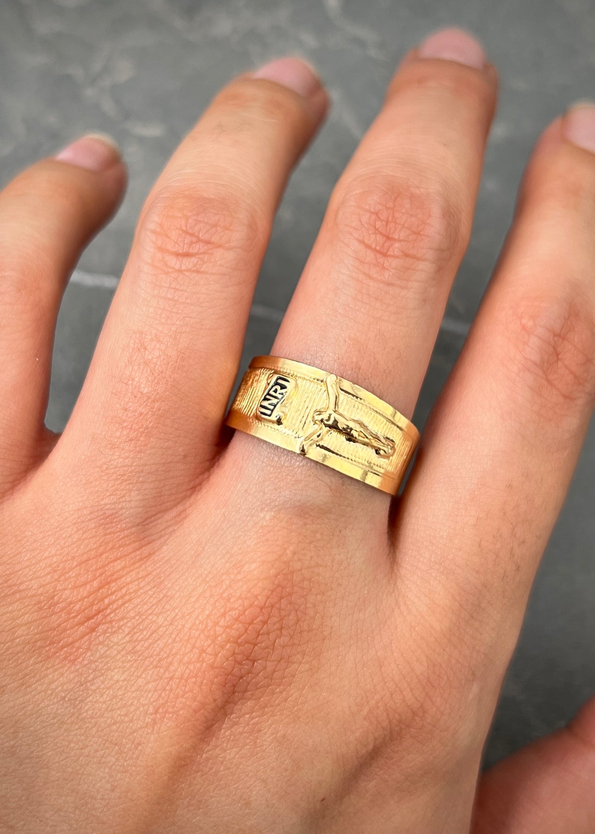 Anillo Cristo 2.65gr / Talla 10 3/4 — Oro Amarillo