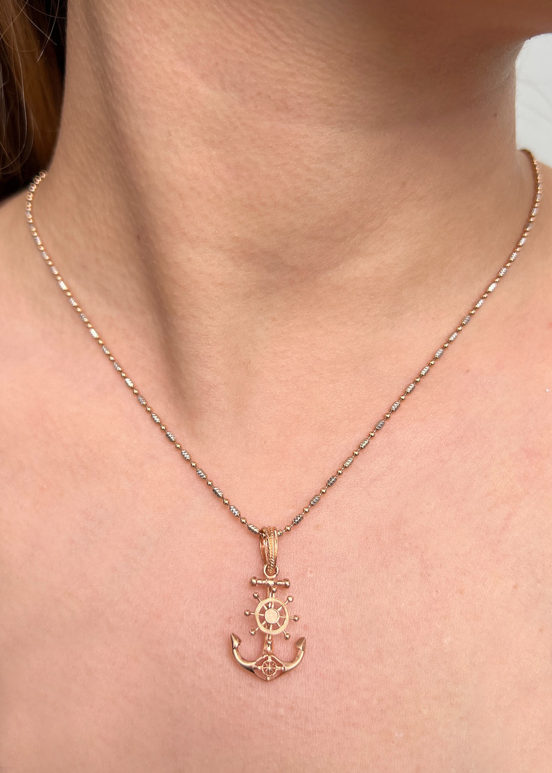 Dije ancla con timon 2.3gr / Largo 2.8cm — Oro Rosado