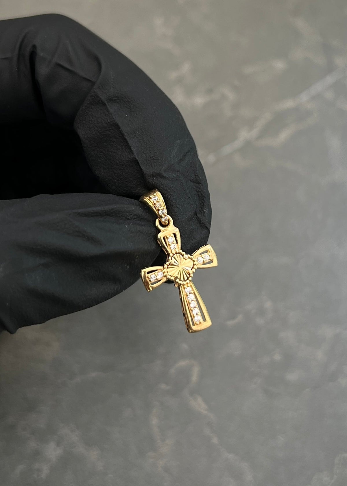 Dije Cruz Lucky Clover con Swarovski Blanco 1.1gr / 2.3cm / 12mm — Oro Amarillo