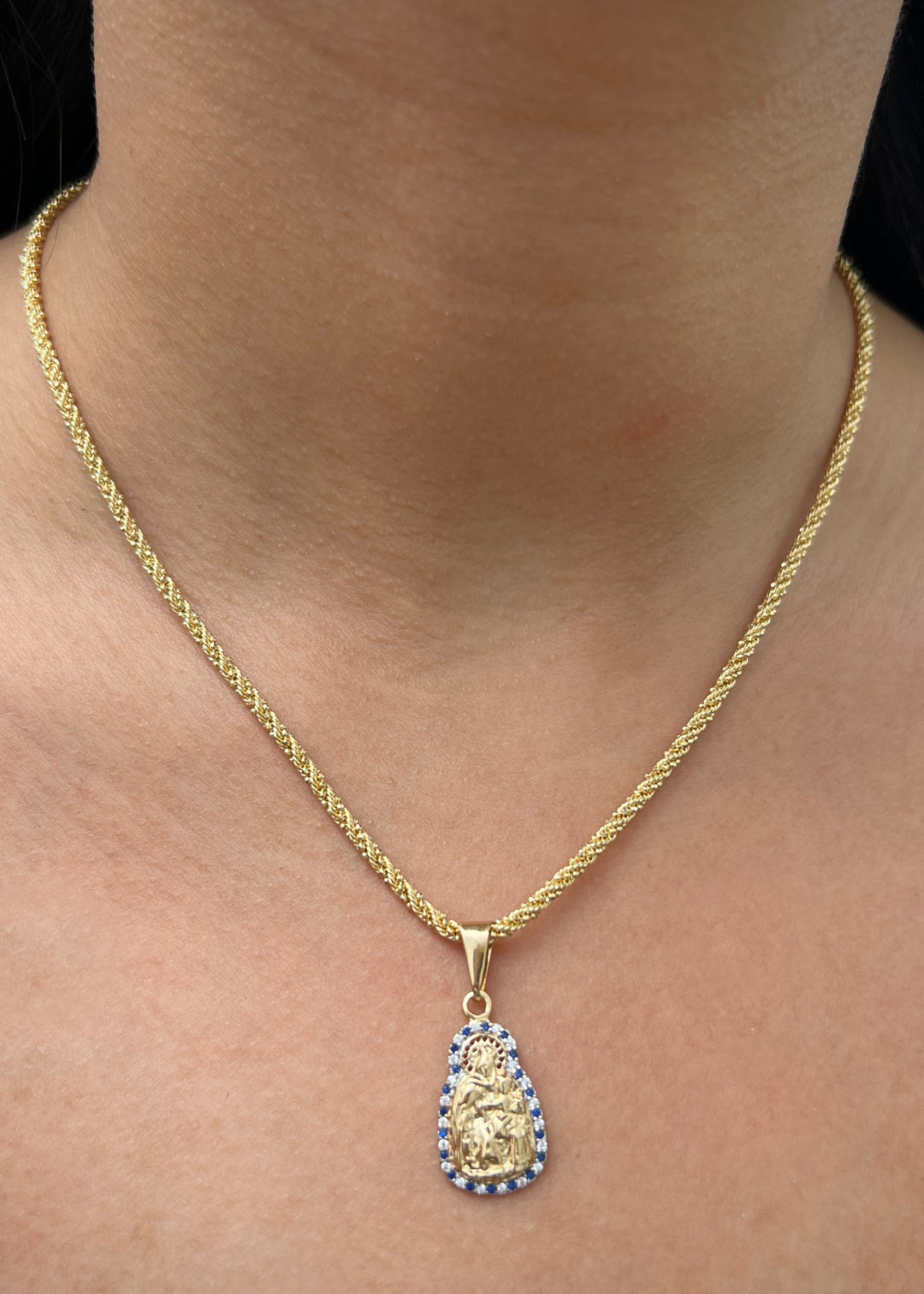 Dije Virgen del Carmen con Swarovski Azul y Blanco 2.35gr / 3cm / 13mm — Oro Amarillo