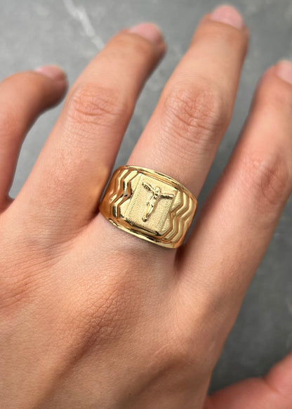 Anillo Cristo 3.25gr / Talla 9 1/4 — Oro Amarillo