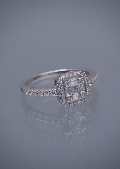 Solitario con 39pts de diamante central y 15pts laterales 2.8gr / TALLA 6 1/2 / Oro Blanco (Joya) M