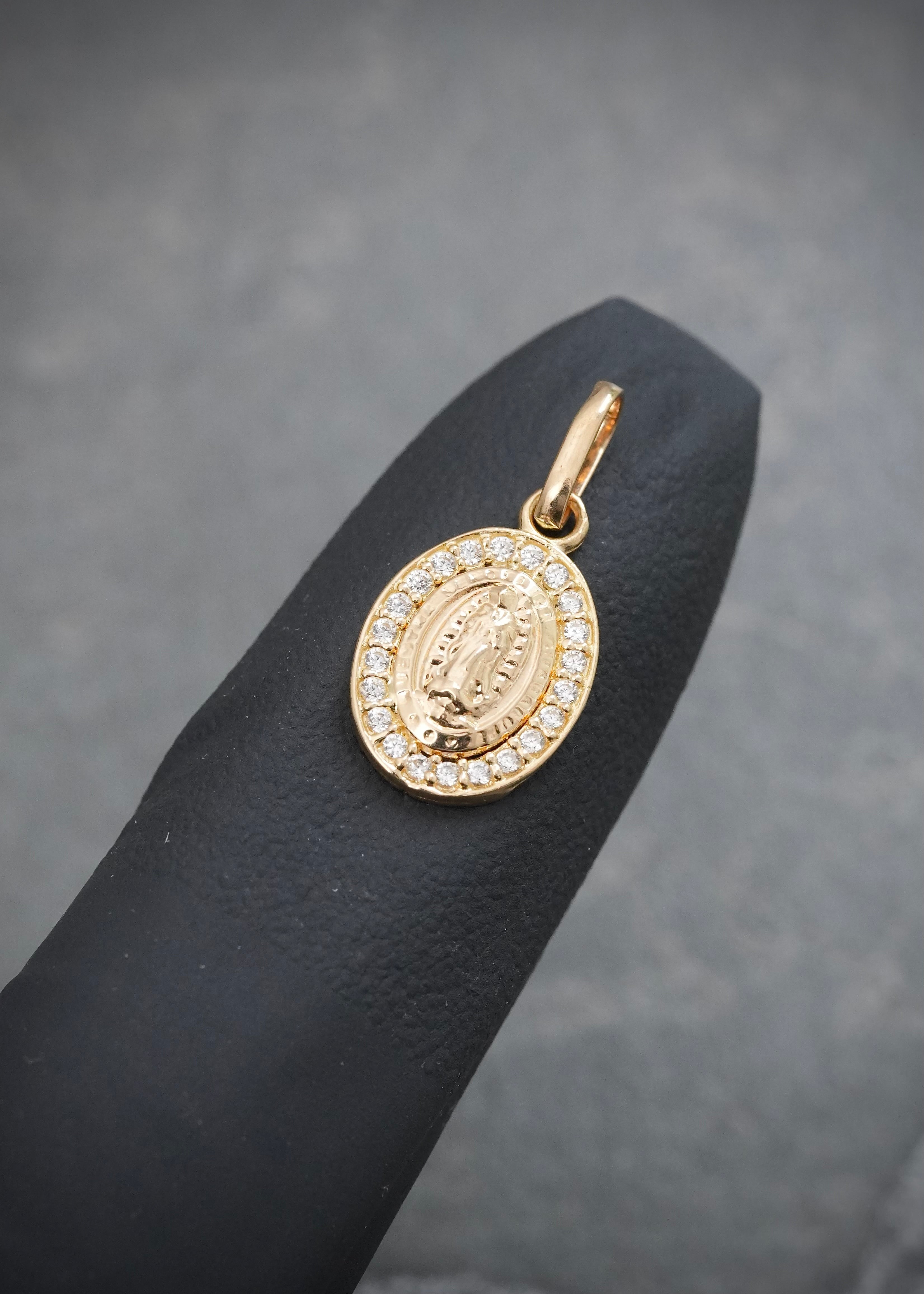 Dije Virgen de Guadalupe con Swarovski Blanco 0.9gr / 1.8cm / 9.2mm — Oro Amarillo