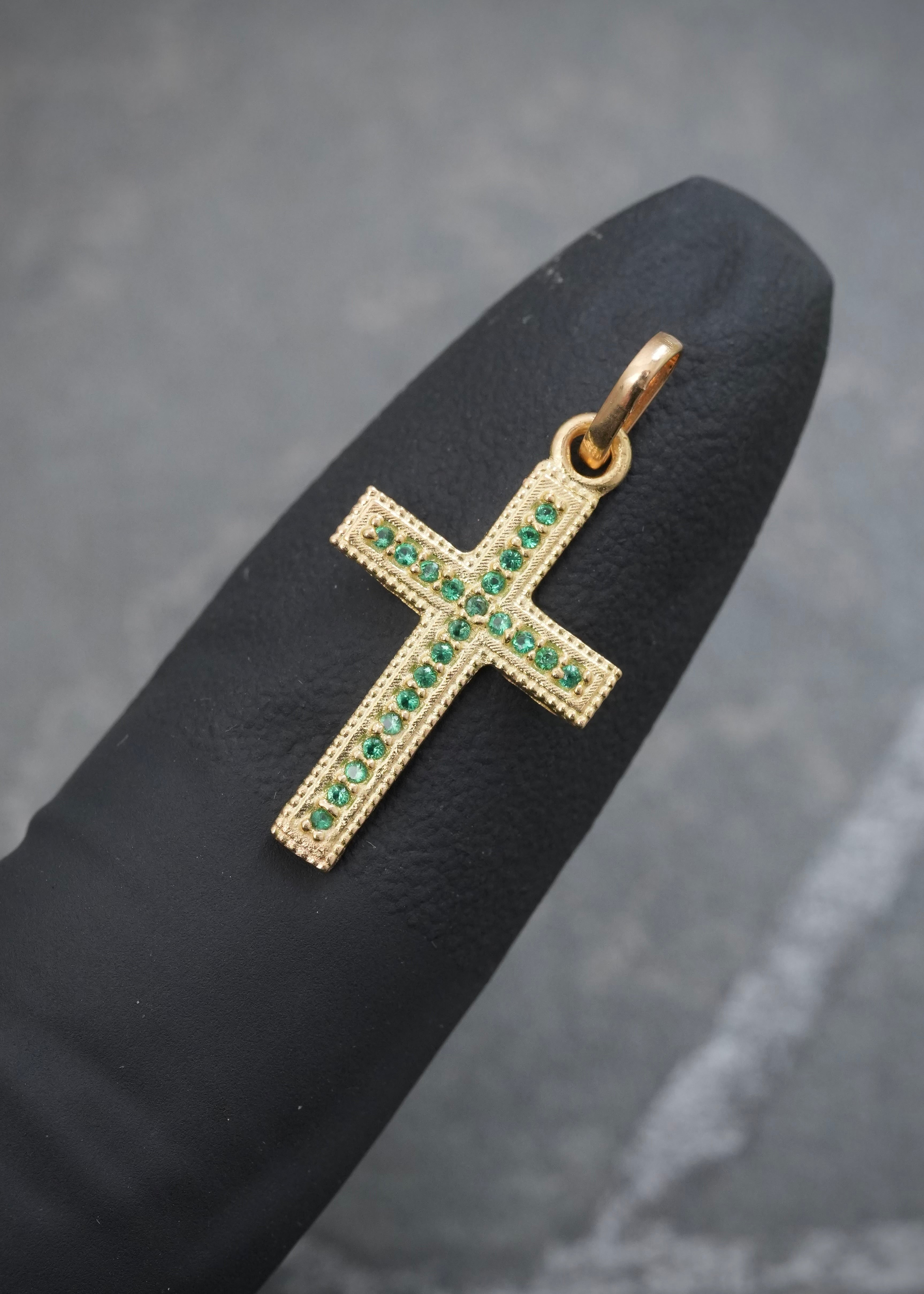 Dije Cruz con Swarovski Verde 1.3gr / 2.6cm / 12.9mm — Oro Amarillo