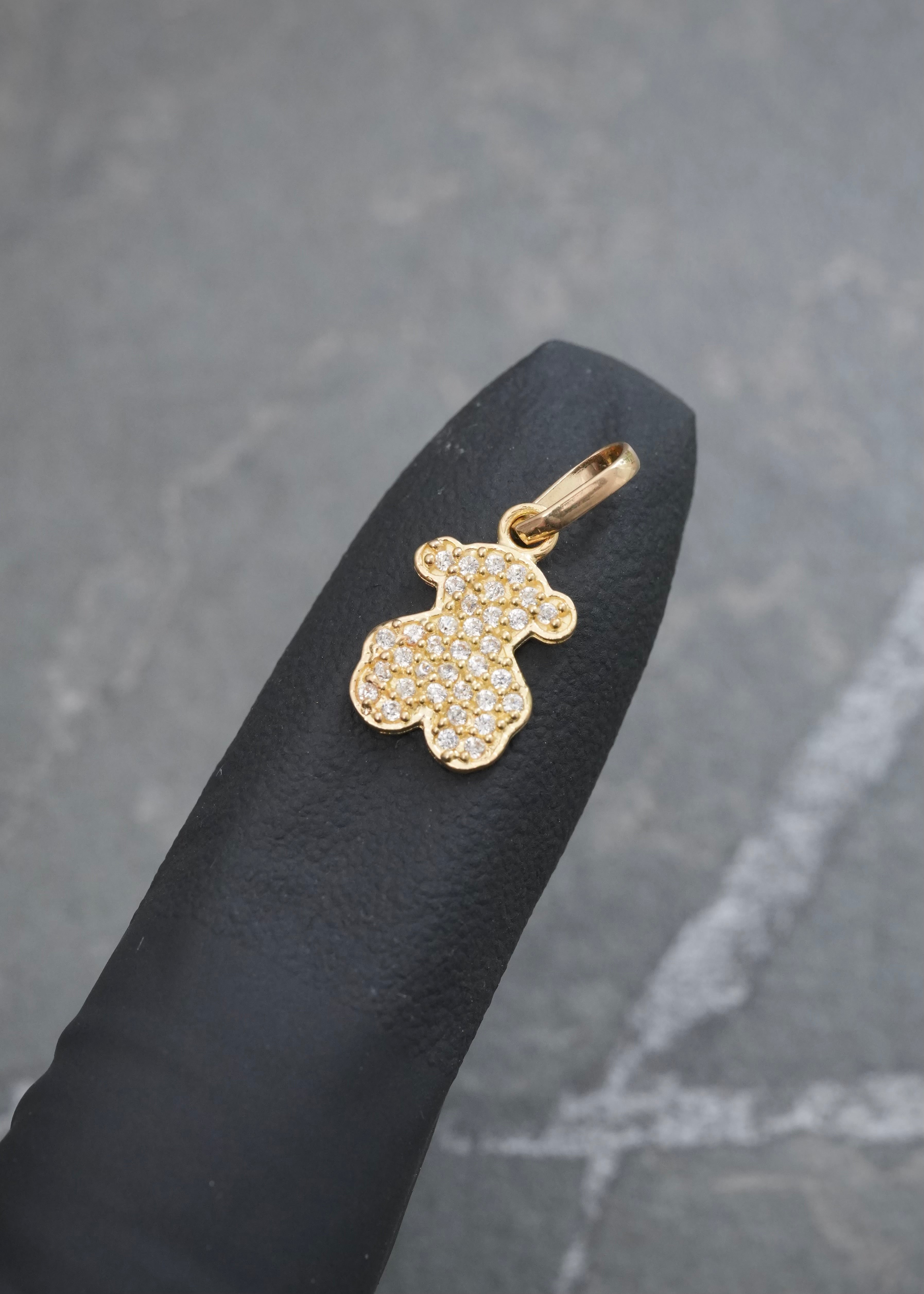 Dije Oso Th con Swarovski Blanco 0.85gr / 1.6cm / 7.9mm — Oro Amarillo