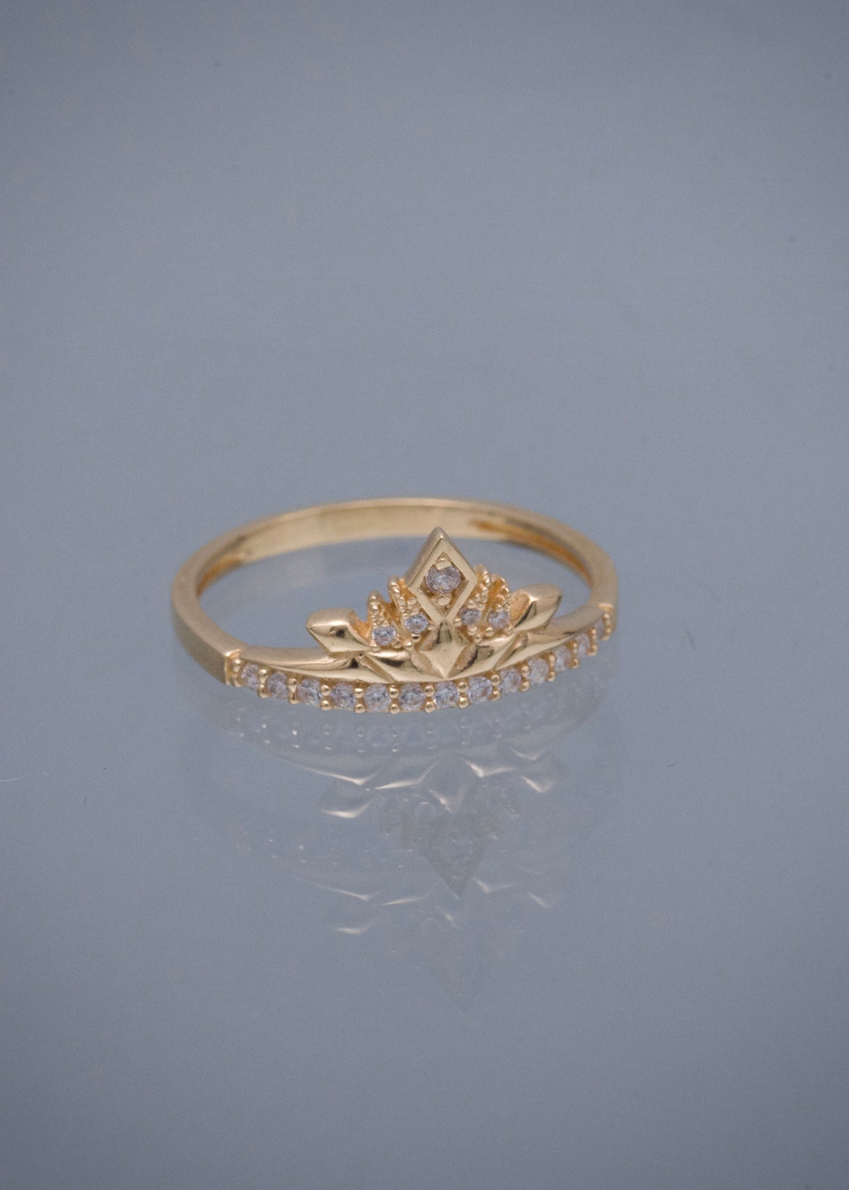 Anillo Corona con Swarovski Blanco 2.2gr / Talla 7 — Oro Amarillo