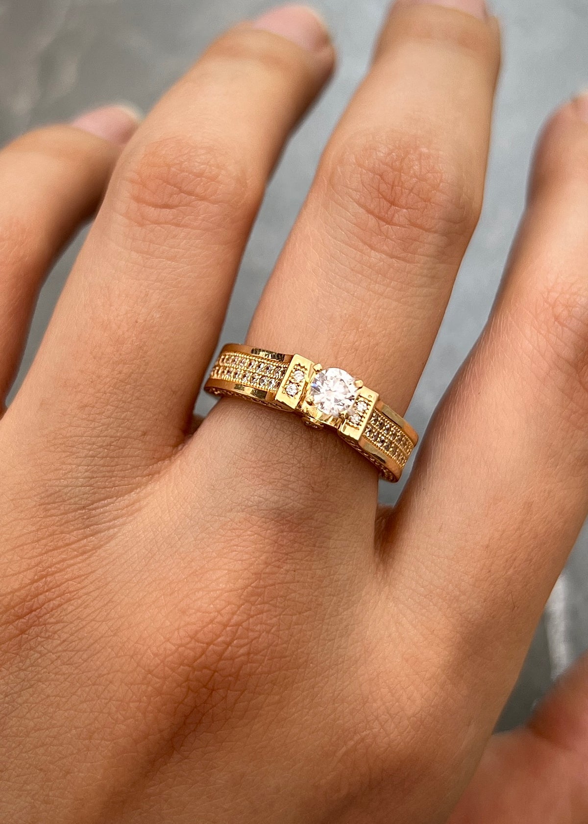 Solitario con Swarovski Blanco 4.55gr / Talla 5 1/2 — Oro Amarillo