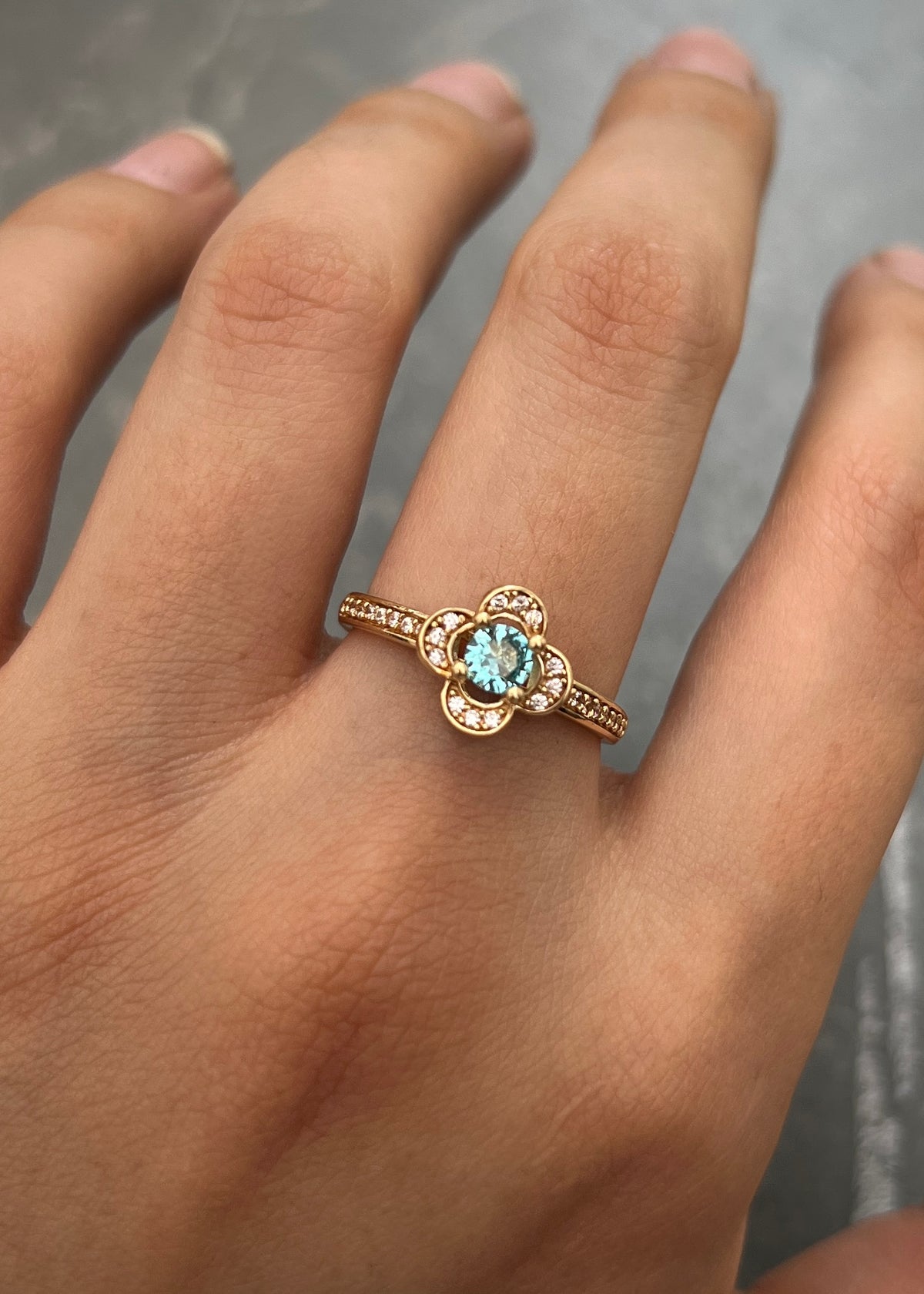 Anillo Flor con Swarovski Azul y Blanco 2.7gr / Talla 6 3/4 — Oro Amarillo