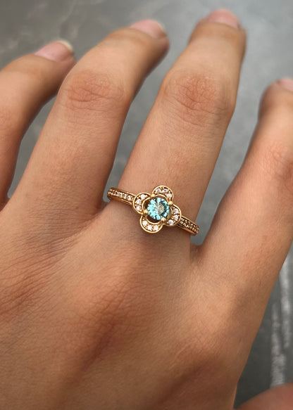 Anillo Flor con Swarovski Azul y Blanco 2.7gr / Talla 6 3/4 — Oro Amarillo