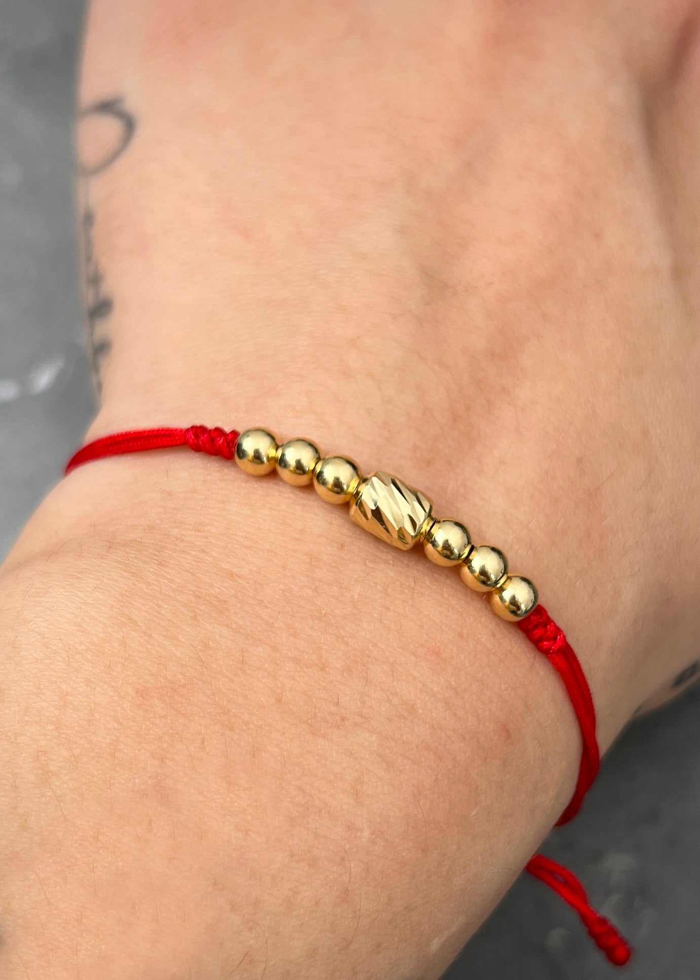 Pulsera en hilo rojo con herraje y bolas lisas 0.8gr / Oro Amarillo (Joya) M