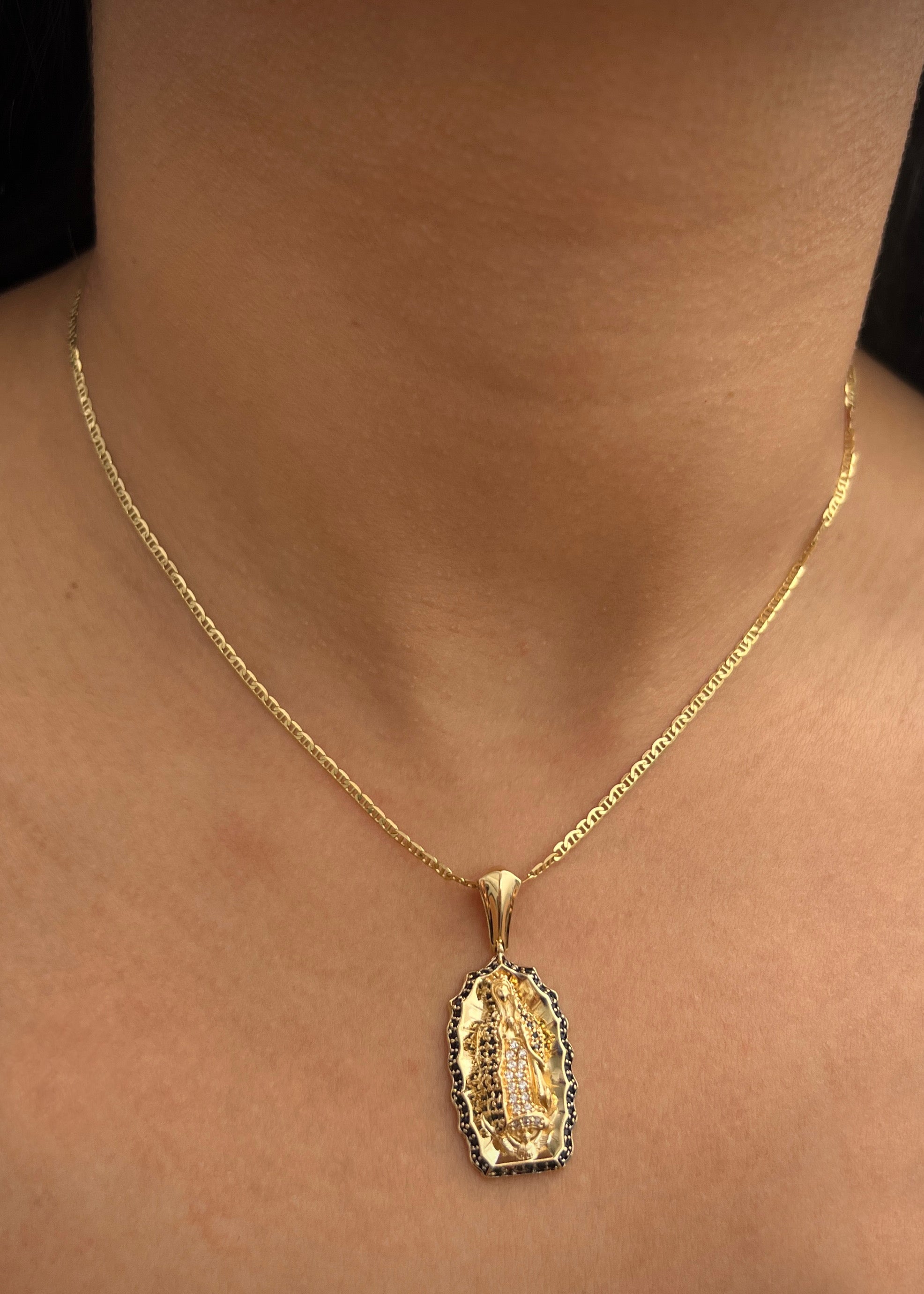 Dije virgen de guadalupe con swarovski negro y blanco 5.1gr / Largo 3.5cm / Oro Amarillo Nac M