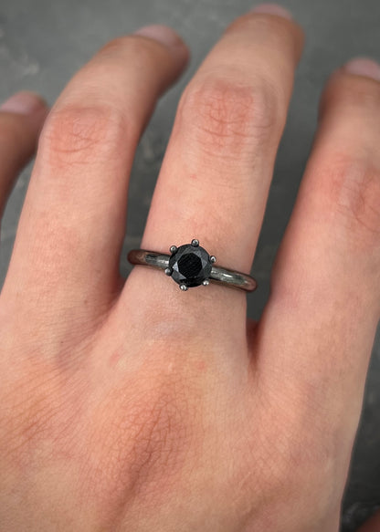 Solitario con swarovski negro 3.4gr / TALLA 6 /  Nac B