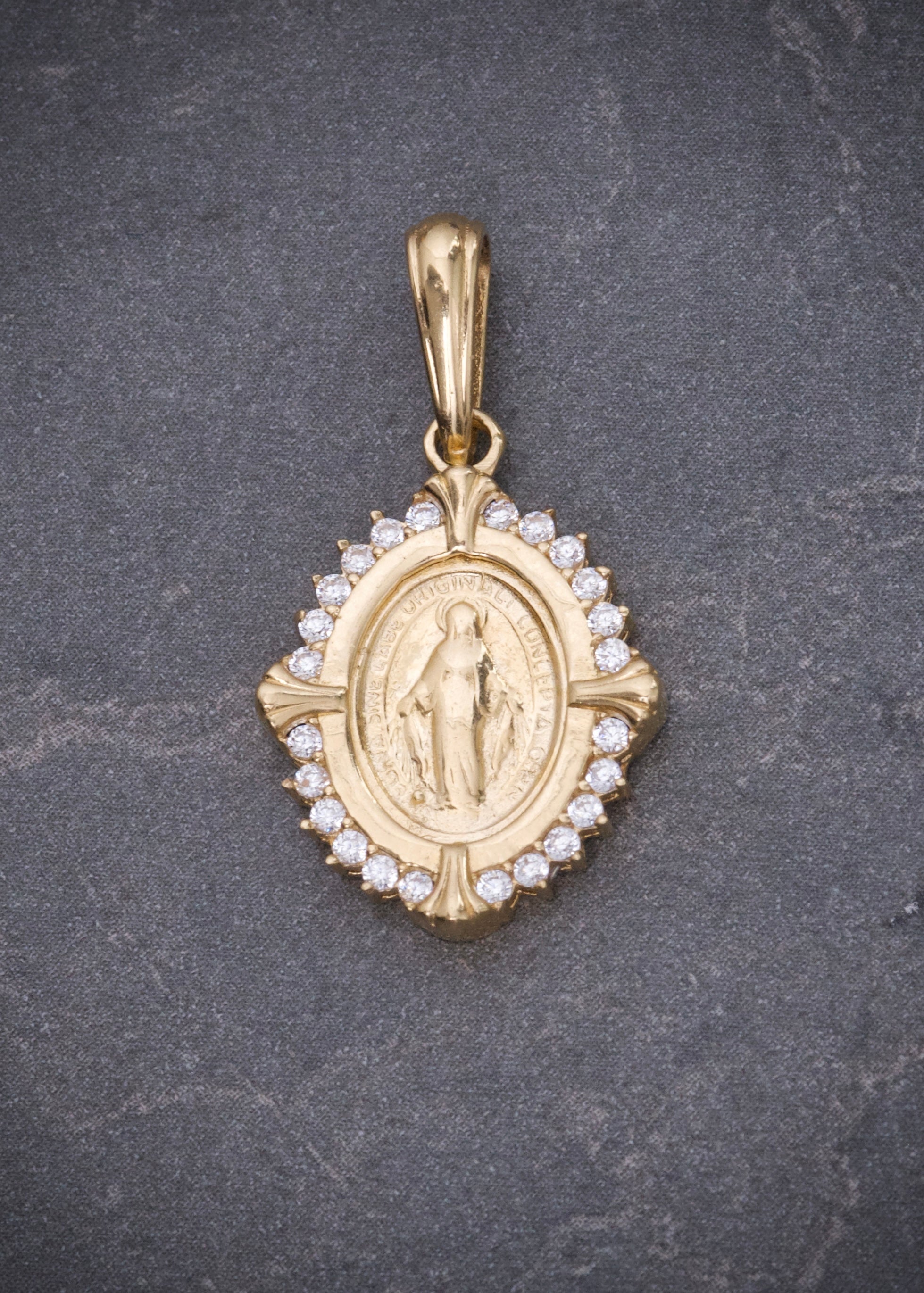 Dije virgen de la milagrosa con swarovski blanco 2.75gr / Largo 2.6cm / Oro Amarillo Nac M