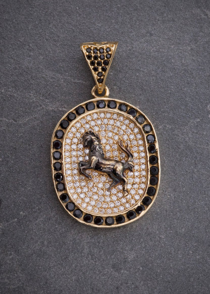 Dije Caballo con Swarovski Blanco y Negro 5.9gr / 3.4cm / 19mm — Oro Amarillo