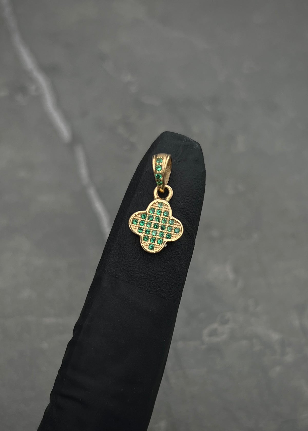 Dije Lucky Clover con Swarovski Verde 1.1gr / 1.6cm / 9.4mm — Oro Amarillo