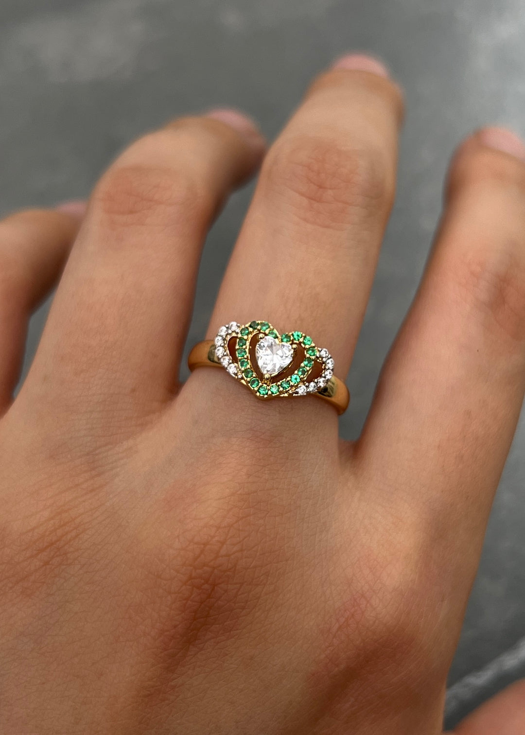 Anillo Corazon con Swarovski Verde y Blanco 2.05gr / Talla 6 1/4 — Oro Amarillo