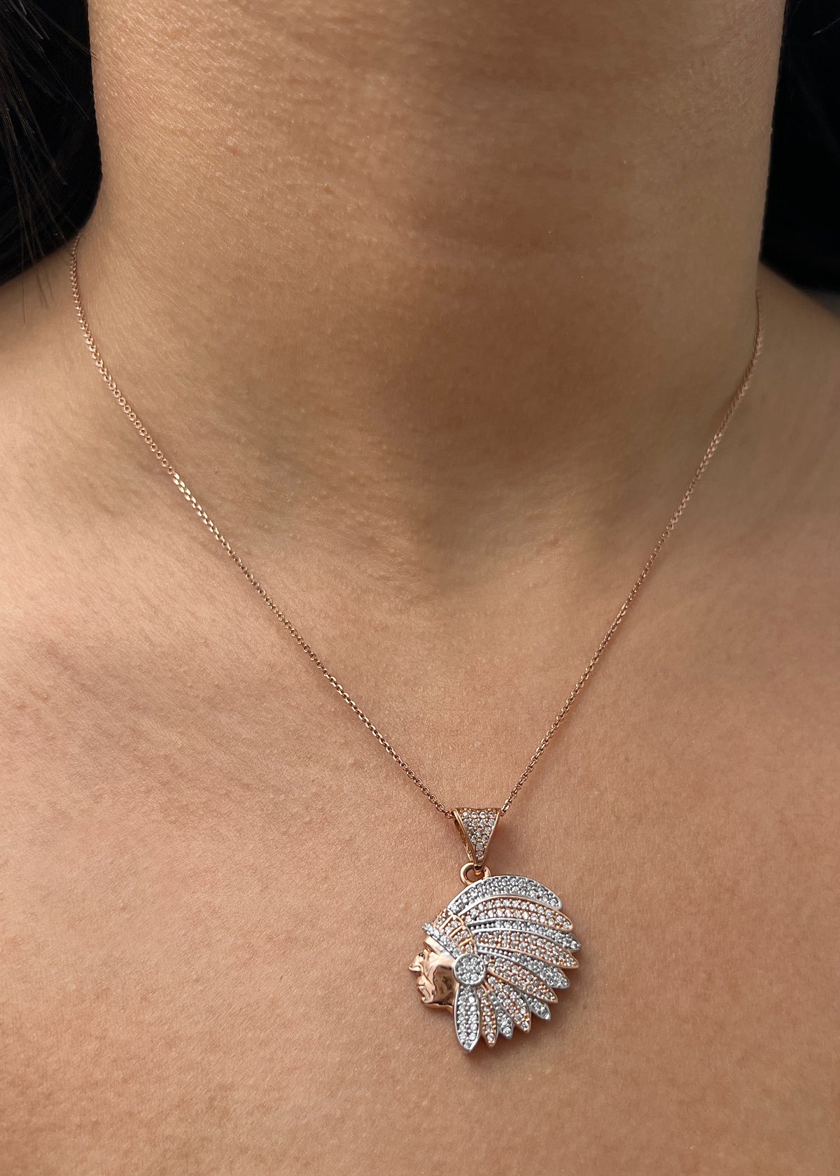 Dije Indio con Swarovski Blanco 5.7gr / 3.2cm / 23mm — Oro Rosado