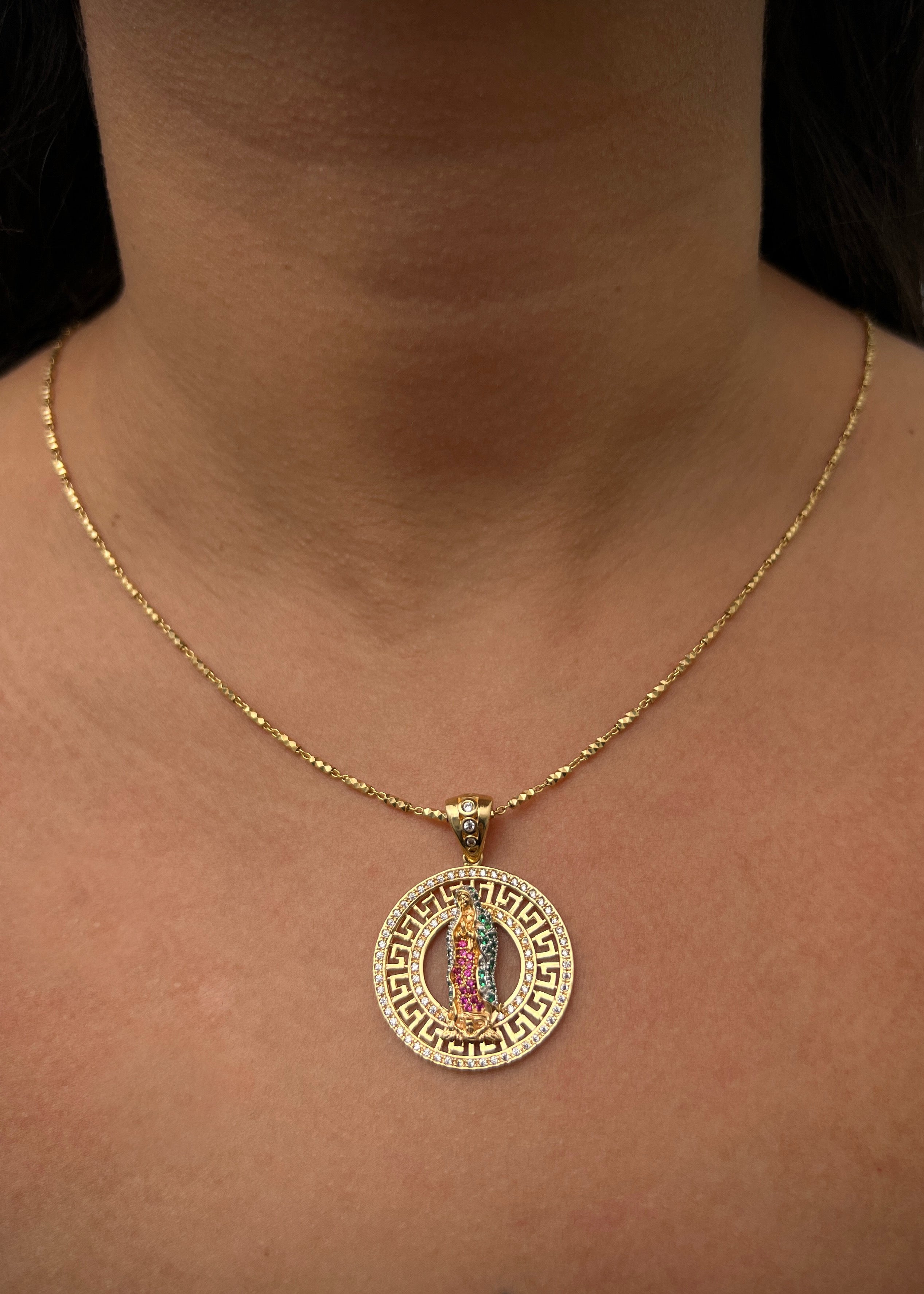 Dije virgen de guadalupe con swarovski blanco verde y fucsia 7.65gr / Largo 3.7cm / Oro Amarillo Nac M