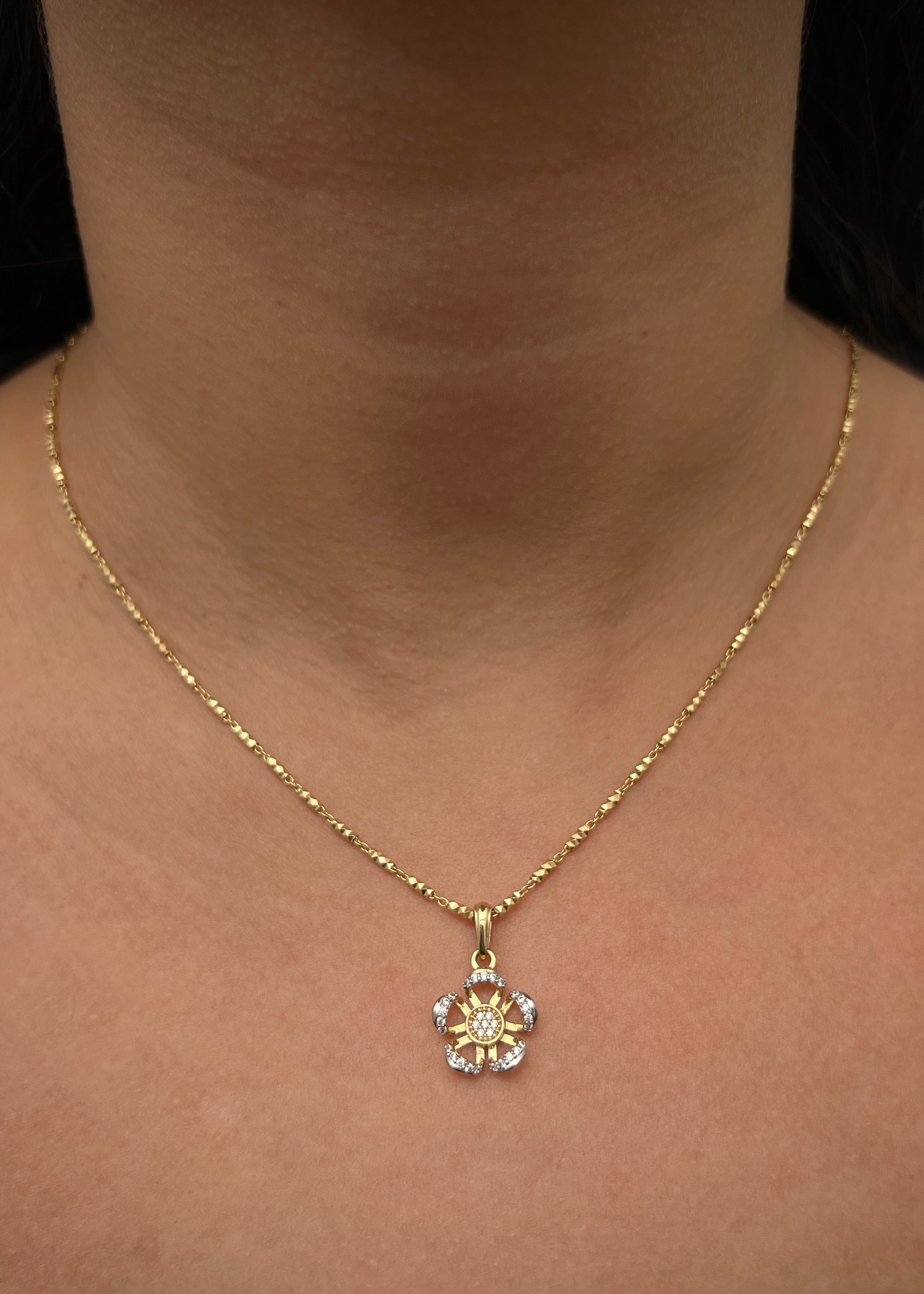 Dije de flor 1.45gr / Largo 2cm / Oro Amarillo Nac M