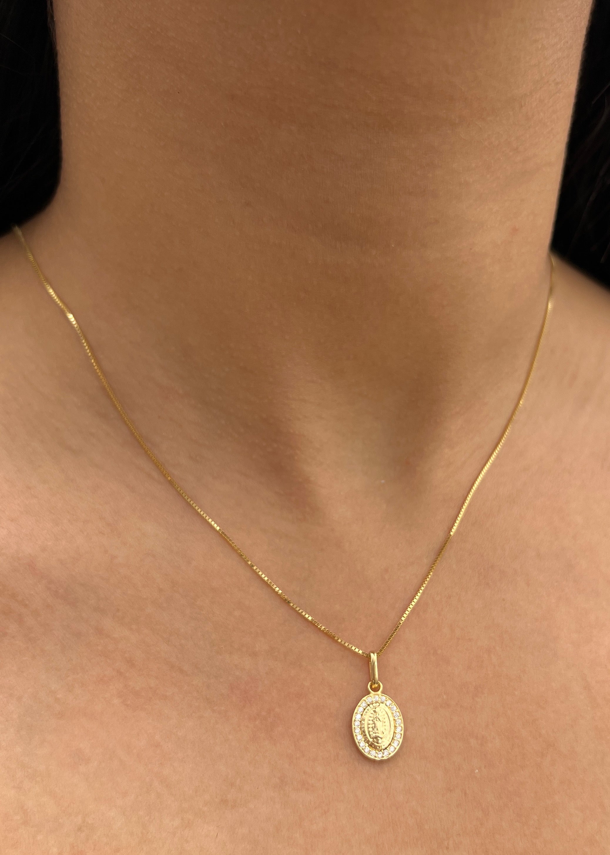 Dije Virgen de Guadalupe con Swarovski Blanco 0.9gr / 1.8cm / 9.2mm — Oro Amarillo
