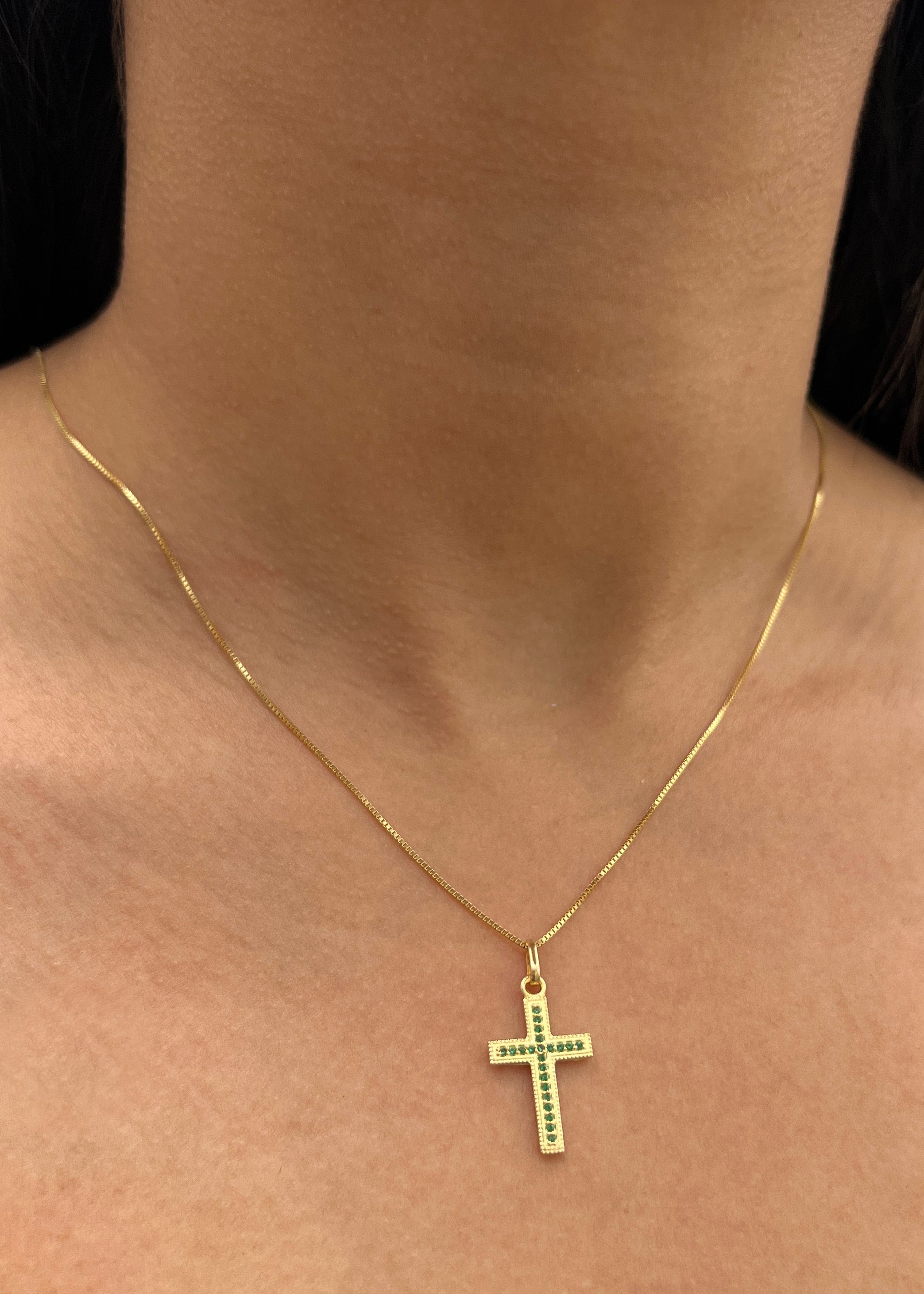 Dije Cruz con Swarovski Verde 1.3gr / 2.6cm / 12.9mm — Oro Amarillo