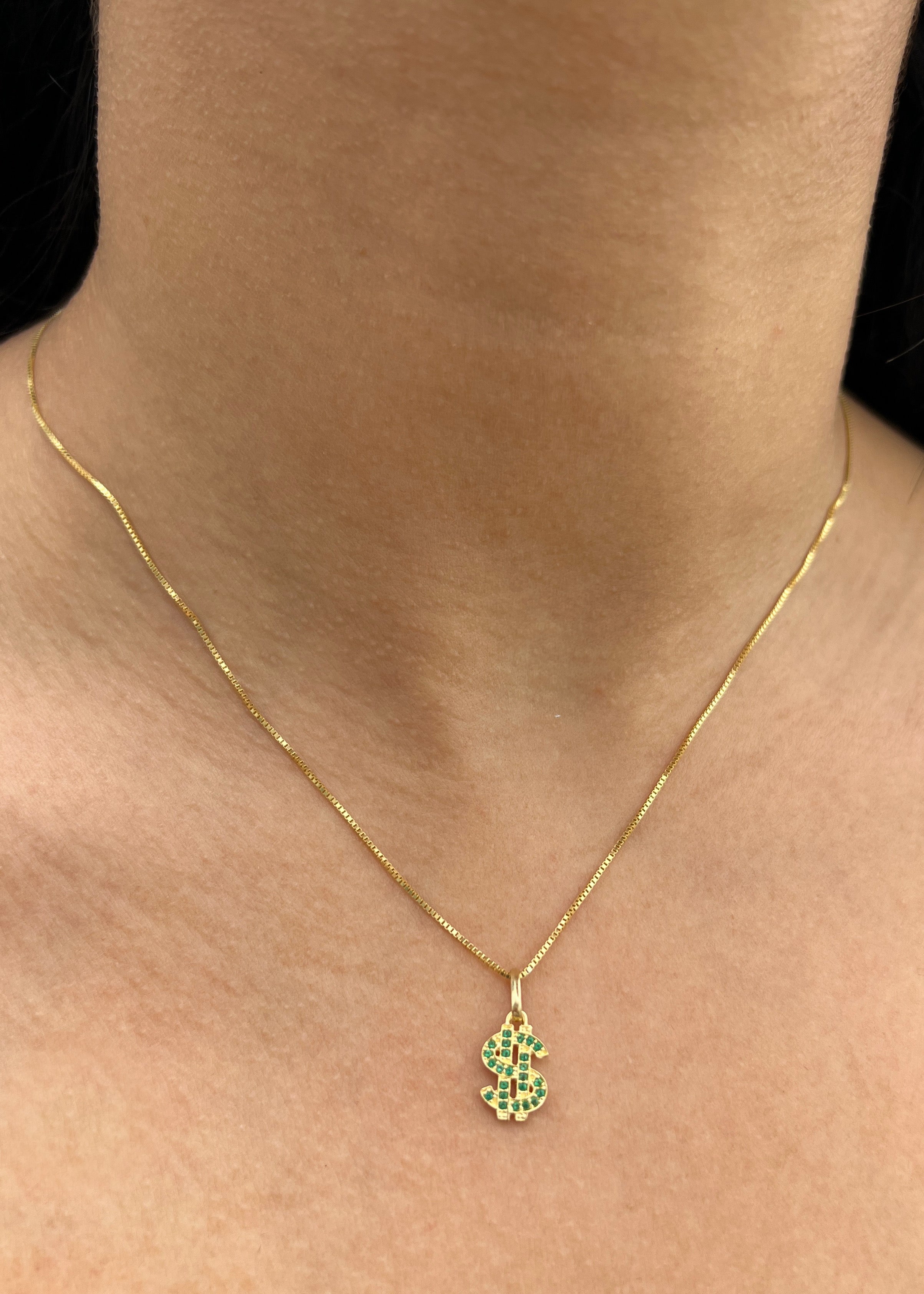 Dije Signo Peso con Swarovski Verde 0.7gr / 1.7cm / 7.7mm — Oro Amarillo