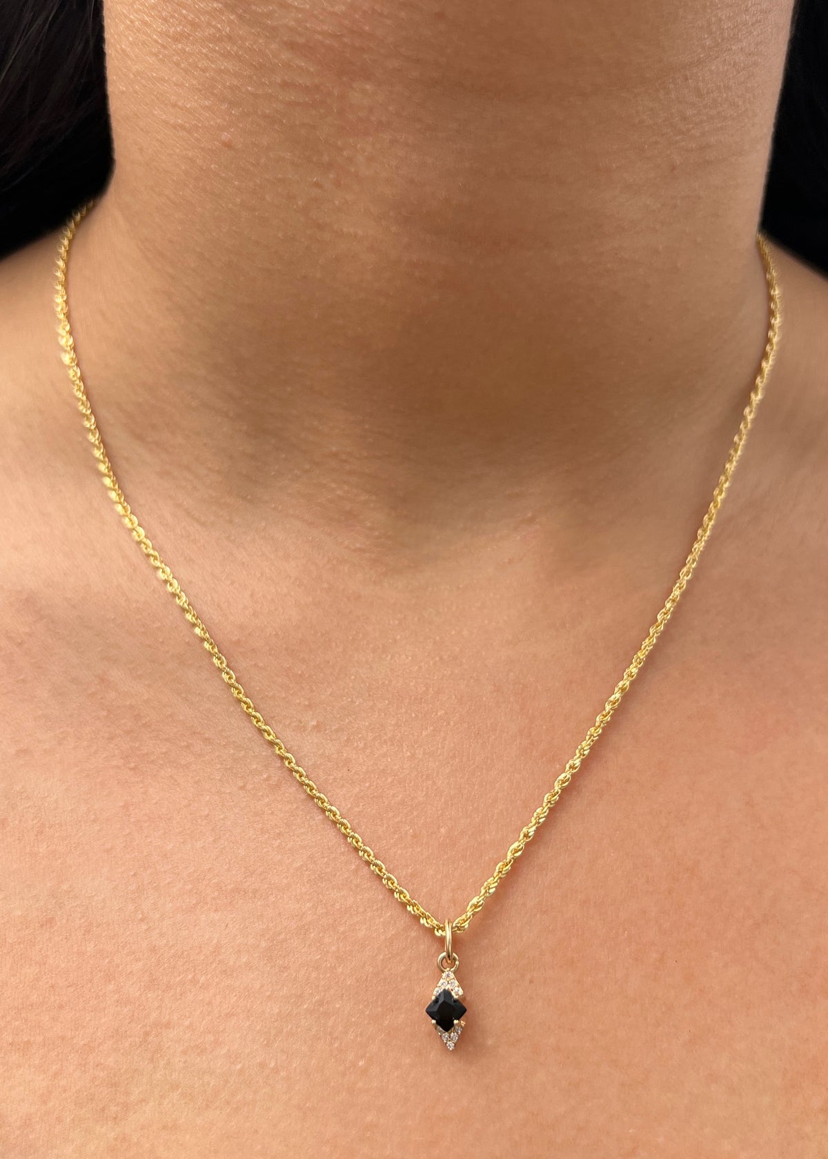 Dije con Swarovski Negro y Blanco 0.6gr / 1.6cm / 5.3mm — Oro Amarillo