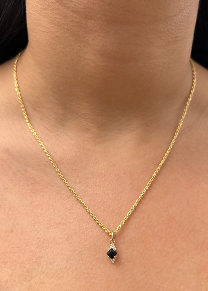 Dije con Swarovski Negro y Blanco 0.6gr / 1.6cm / 5.3mm — Oro Amarillo