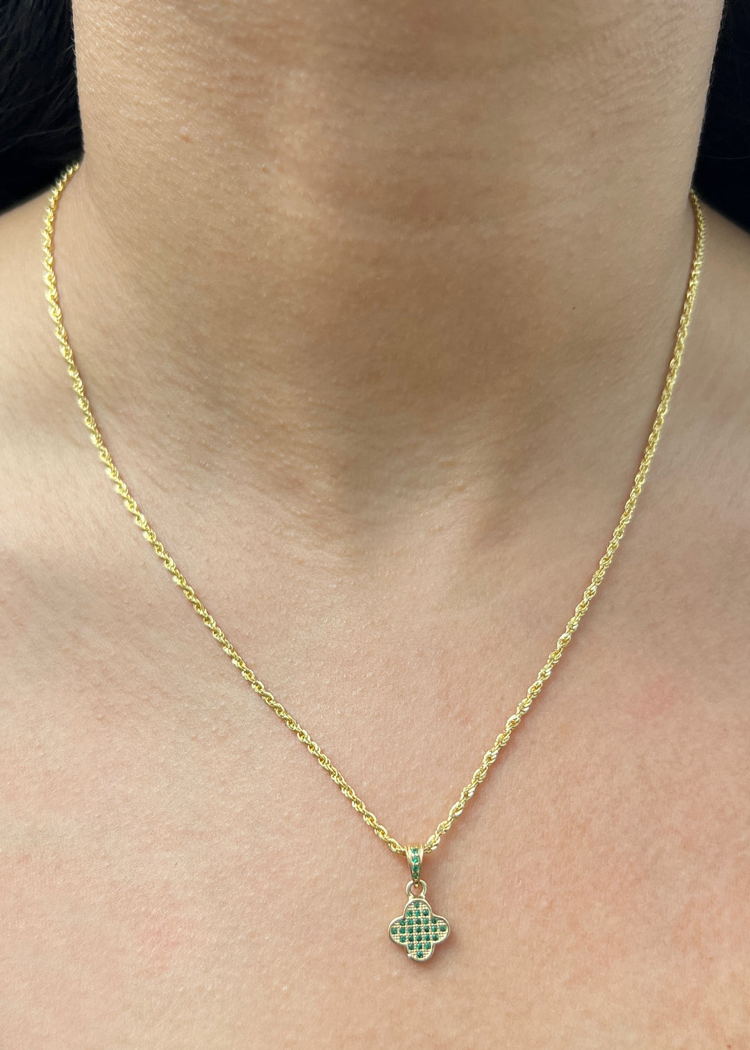 Dije Lucky Clover con Swarovski Verde 1.1gr / 1.6cm / 9.4mm — Oro Amarillo