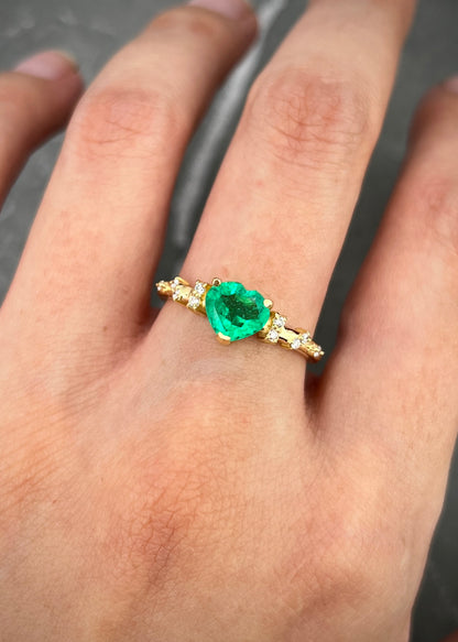 Solitario con 93pts de esmeralda y 12pts diamante blanco 2.9gr / Tala 6 3/4 / Oro Amarillo (Joya) M