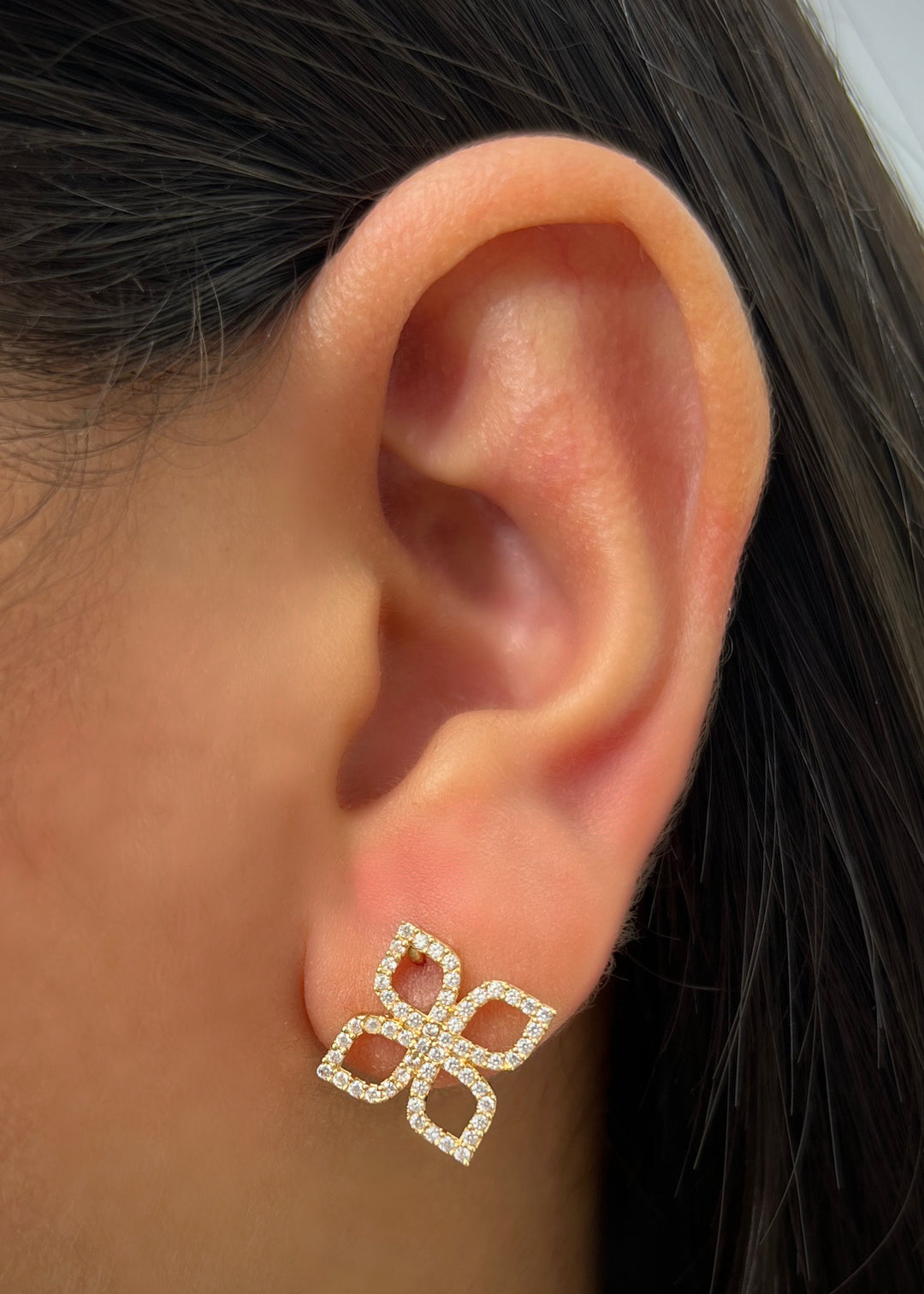 Topos flor con swarovski blanco 2.5gr / Largo 1.6cm — Oro Amarillo