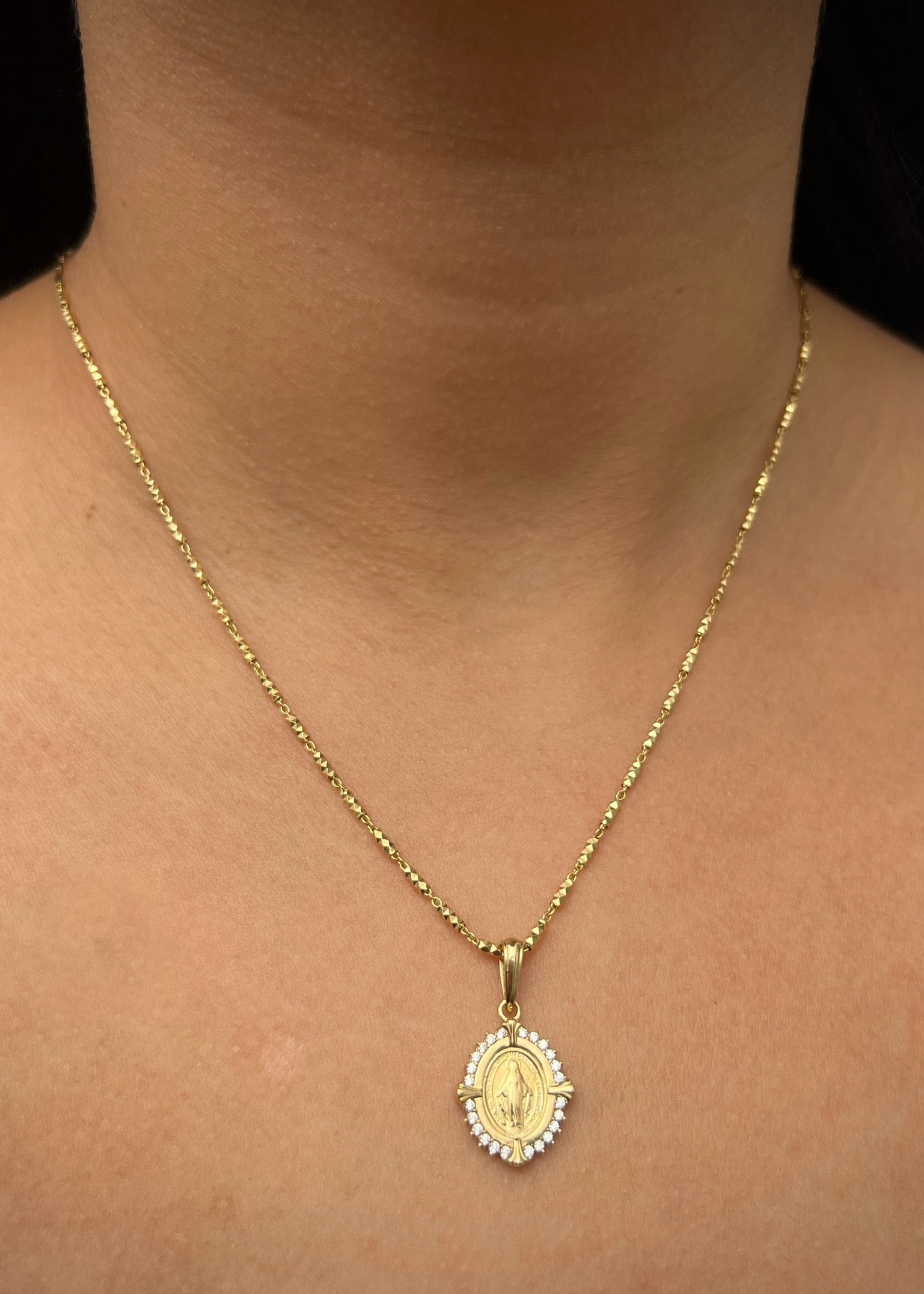 Dije virgen de la milagrosa con swarovski blanco 2.75gr / Largo 2.6cm / Oro Amarillo Nac M