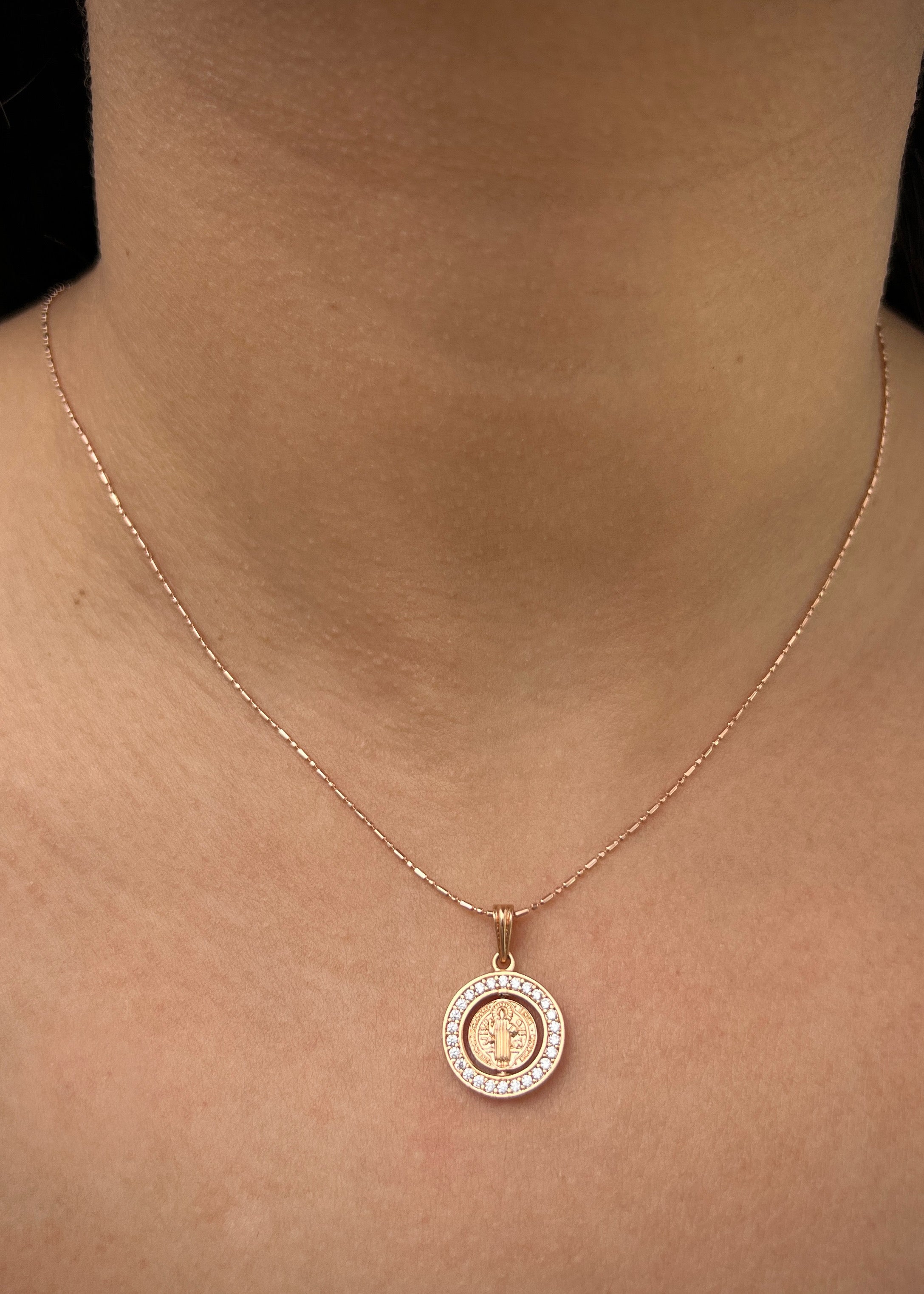 Dije San Benito Giratorio Con Swarovski Blanco 1.9gr / Largo 2.1cm / Oro Rosado Nac M